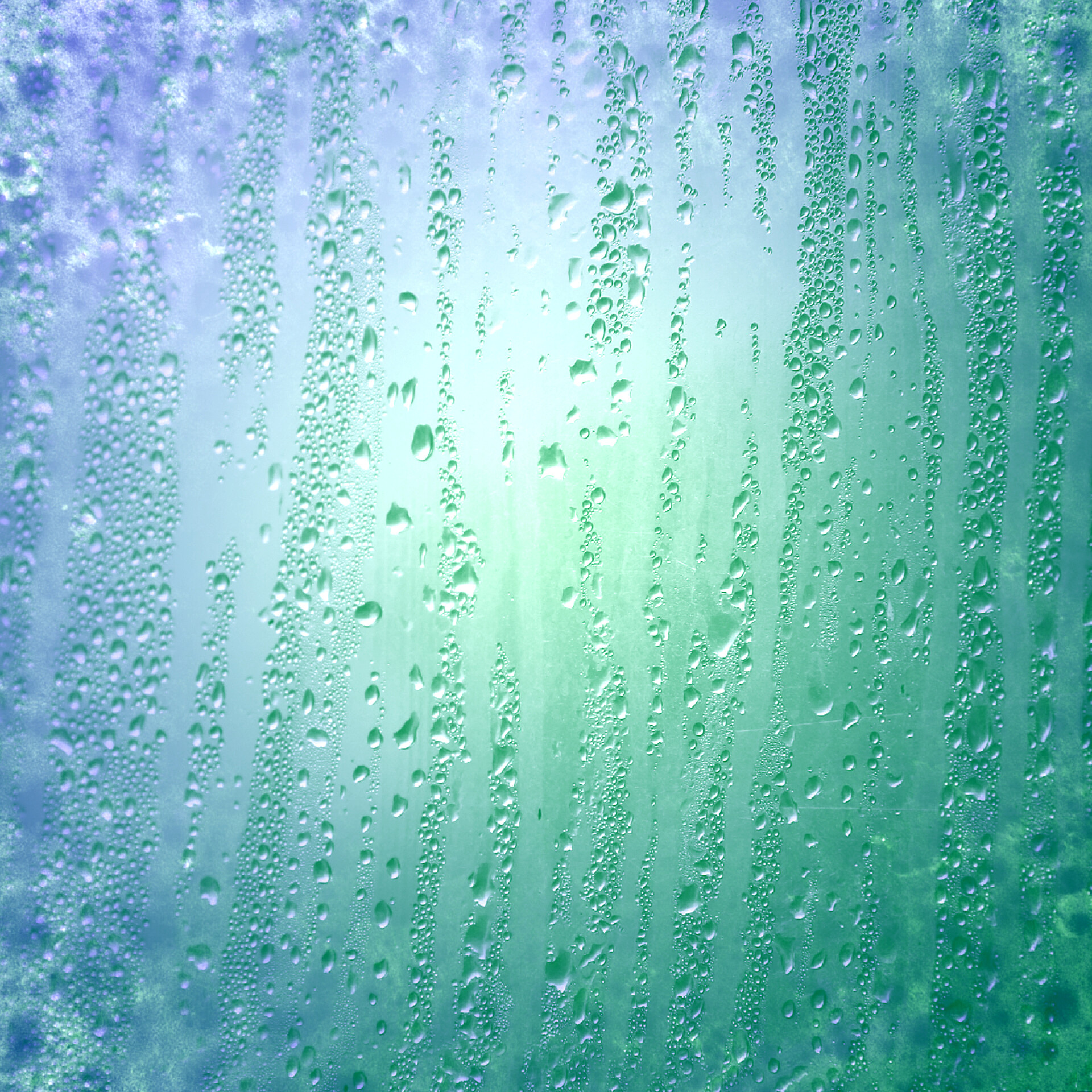 打在玻璃窗户上的雨滴通过绿色发光