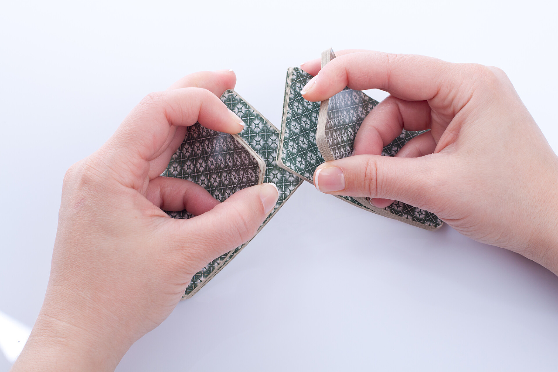 女人在洗纸牌女人处理打牌.