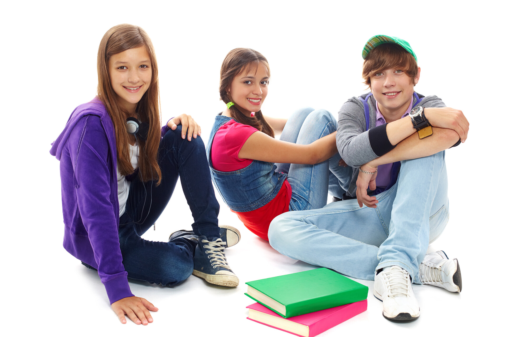 白色背景上三名少年穿着休闲服坐在一起大学生朋友