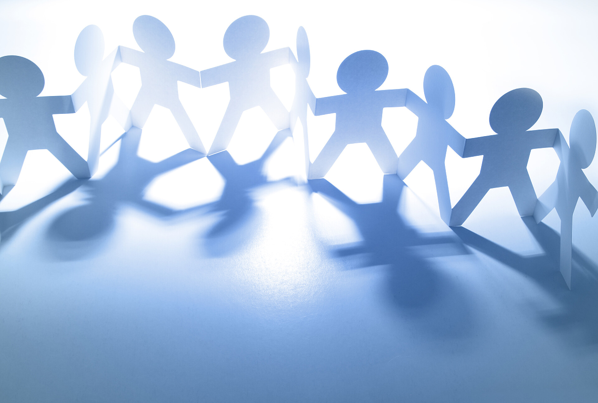 连接在一起的纸片人纸娃娃手牵手