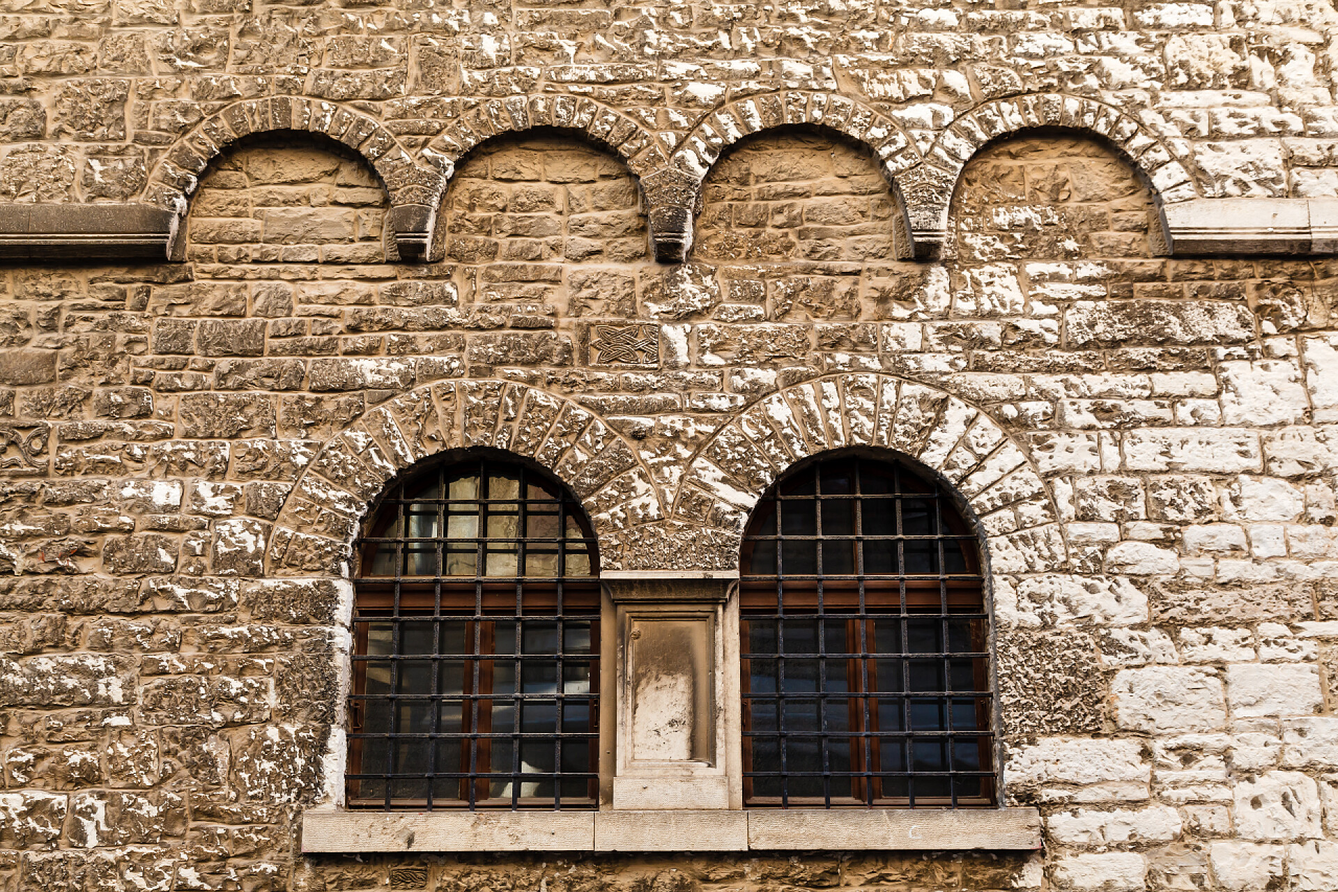 克罗地亚古代房子上有拱形的窗在古代房子在普拉，克罗地亚的拱形的窗