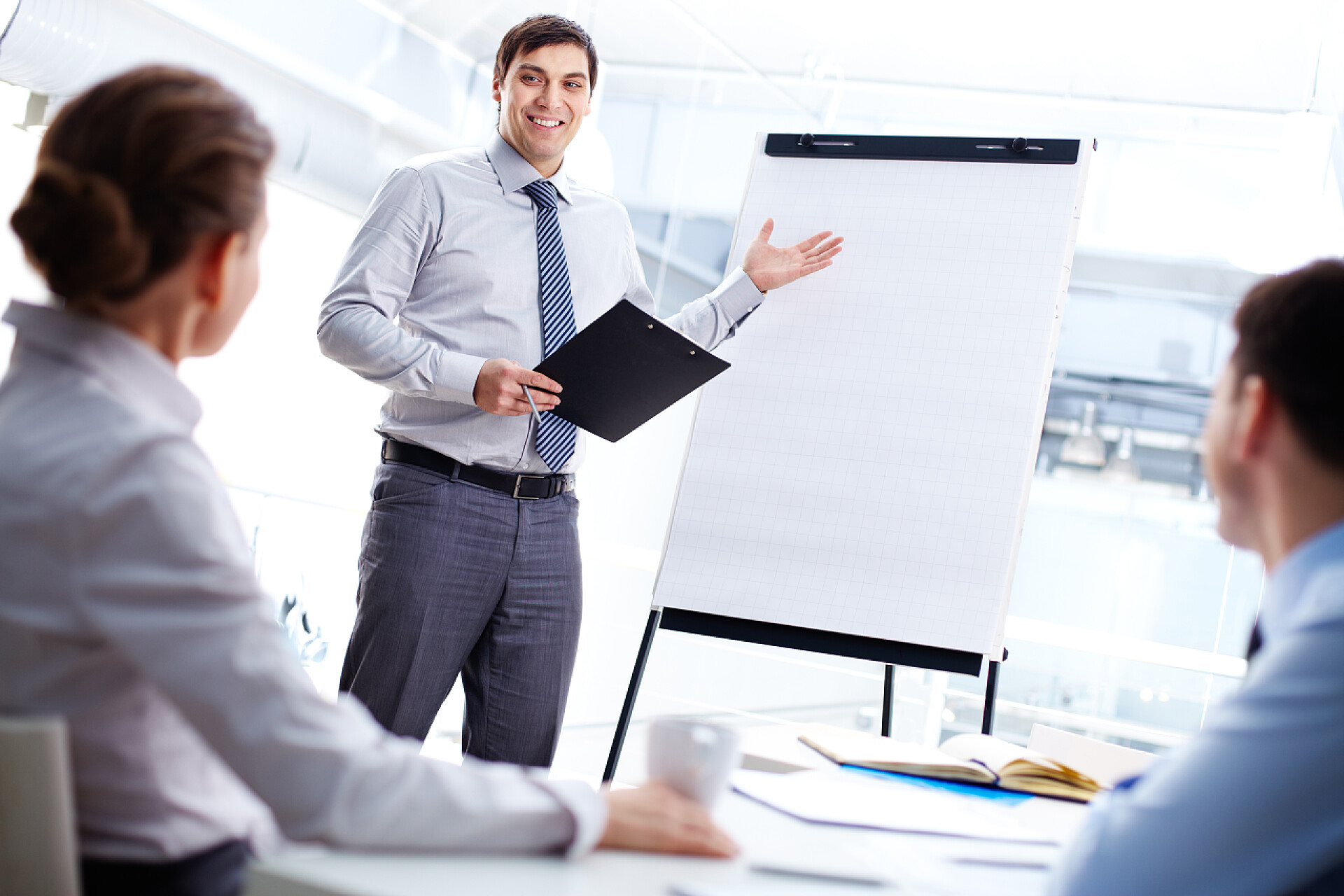 男子微笑着向同事们介绍他的新战略性格开朗的演示者