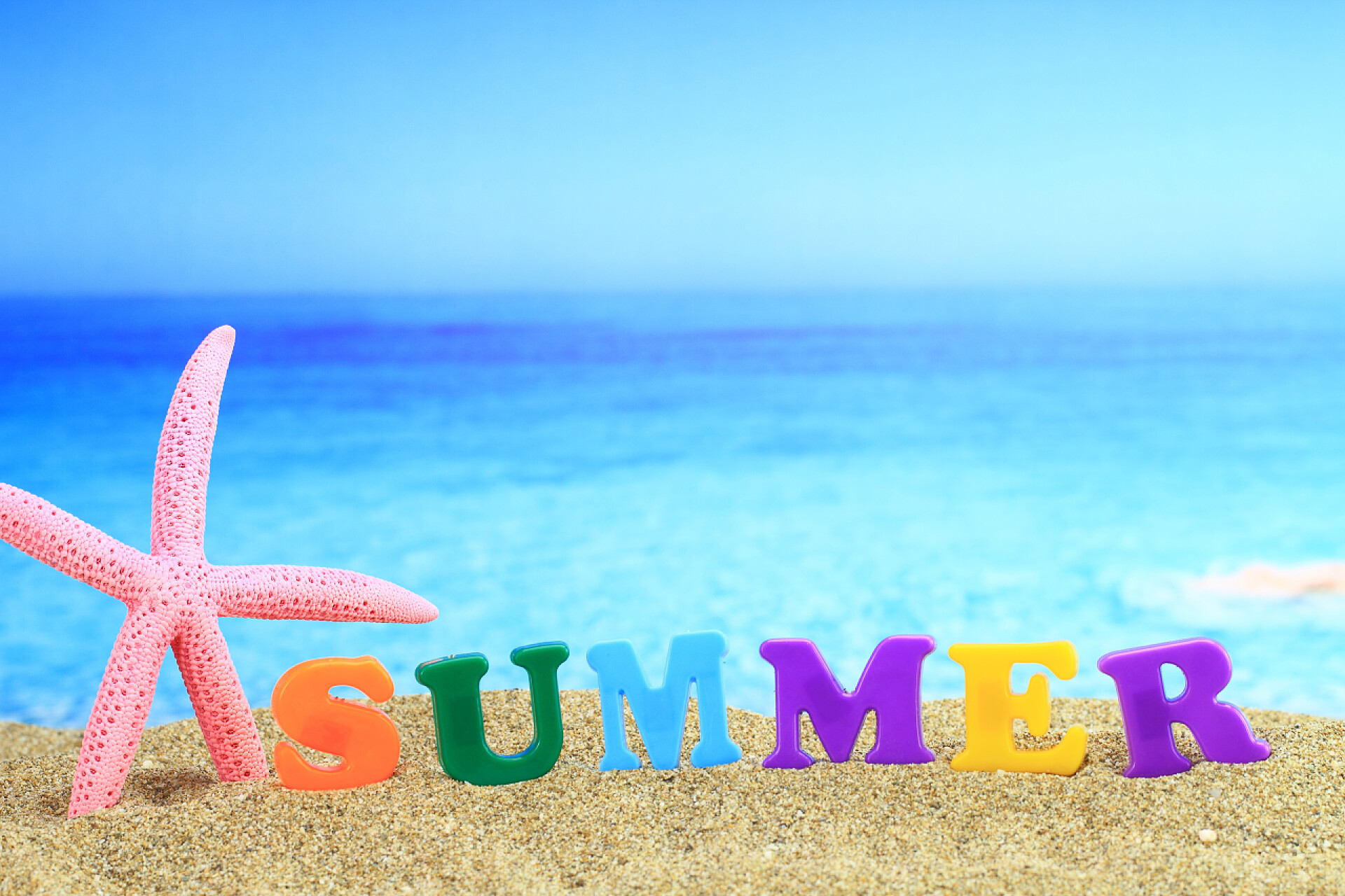 夏季海滩上的英文字母word 夏季海滩上