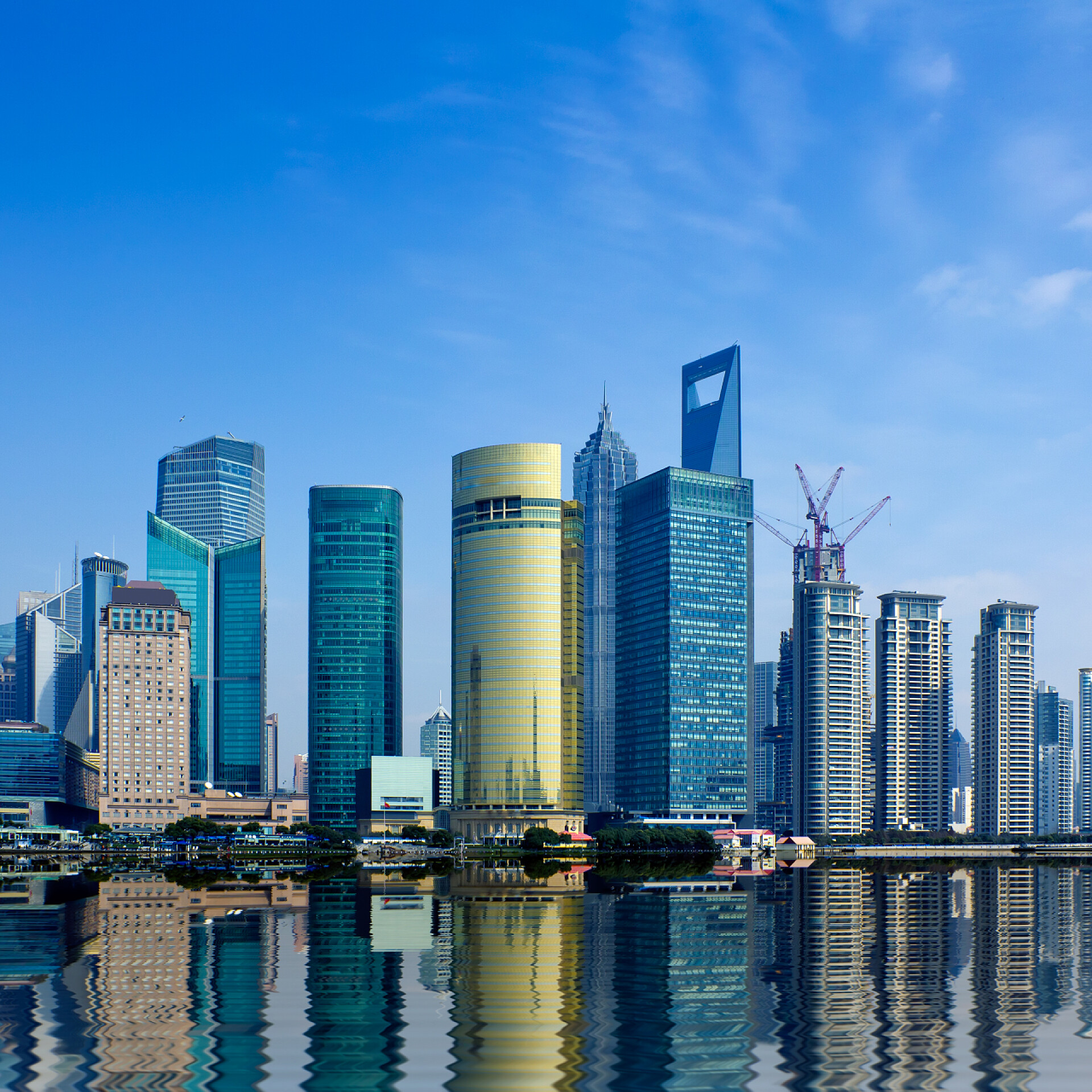 蓝天下上海的现代化建筑上海