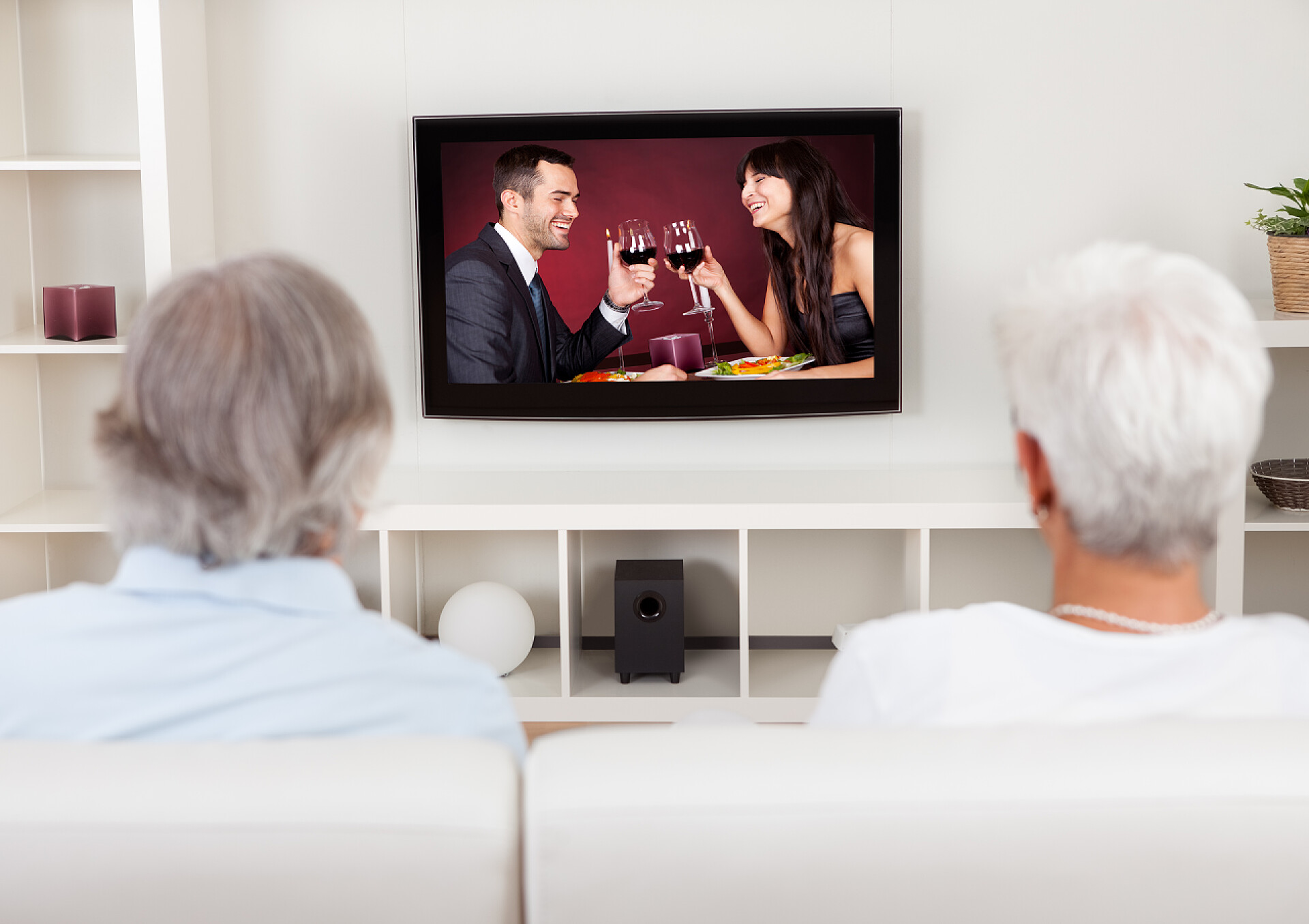 一对夫妻看电视后视图几个看浪漫电视