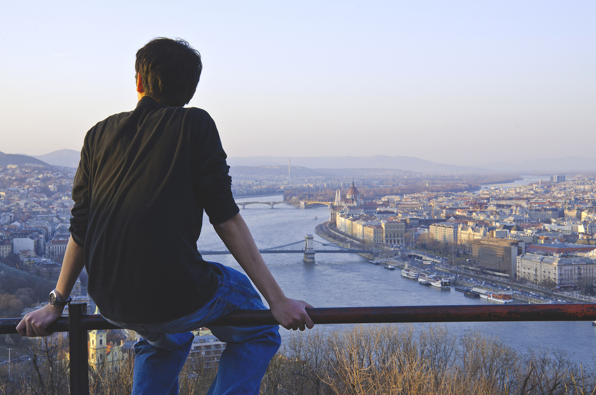 男人坐在盖勒特山的背影男人享受布达佩斯