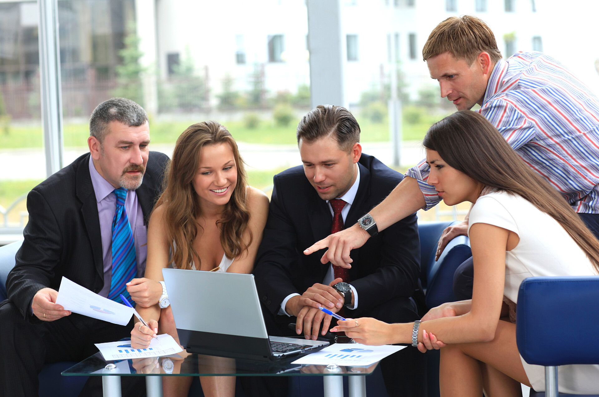 几个年轻人在开业务会议业务团队