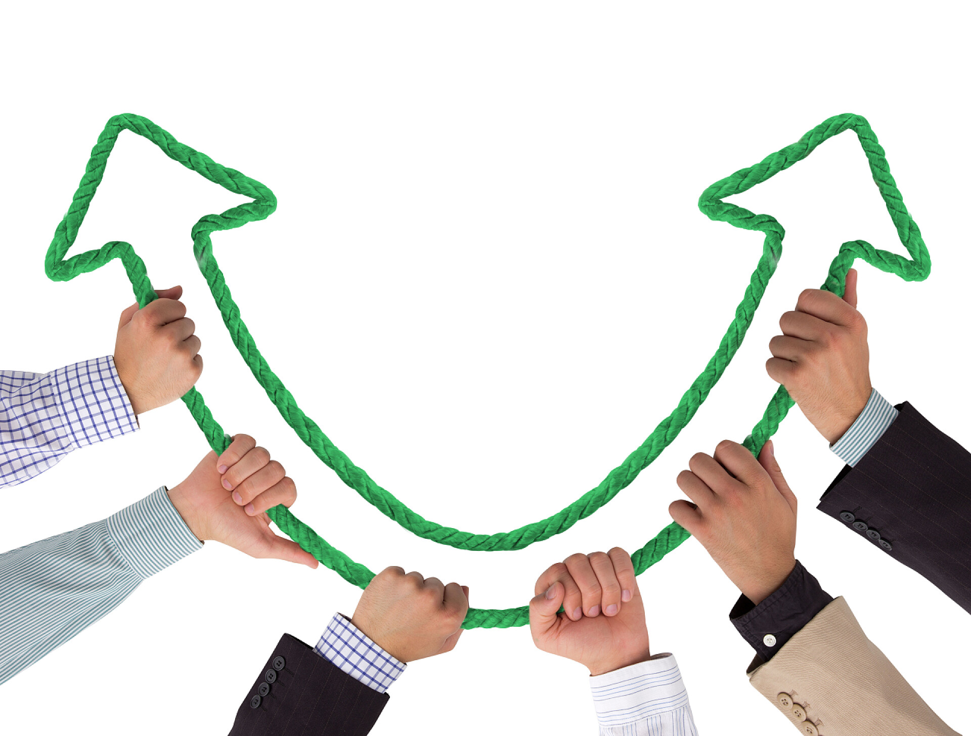 多只手拉住绳子组成的绿色箭头手