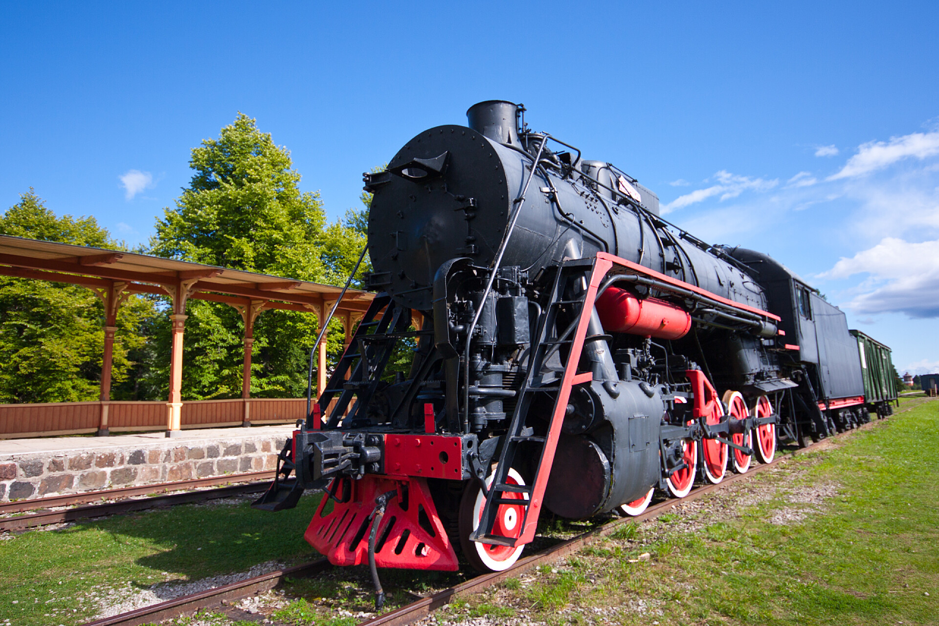 铁轨上的老式火车引擎旧引擎