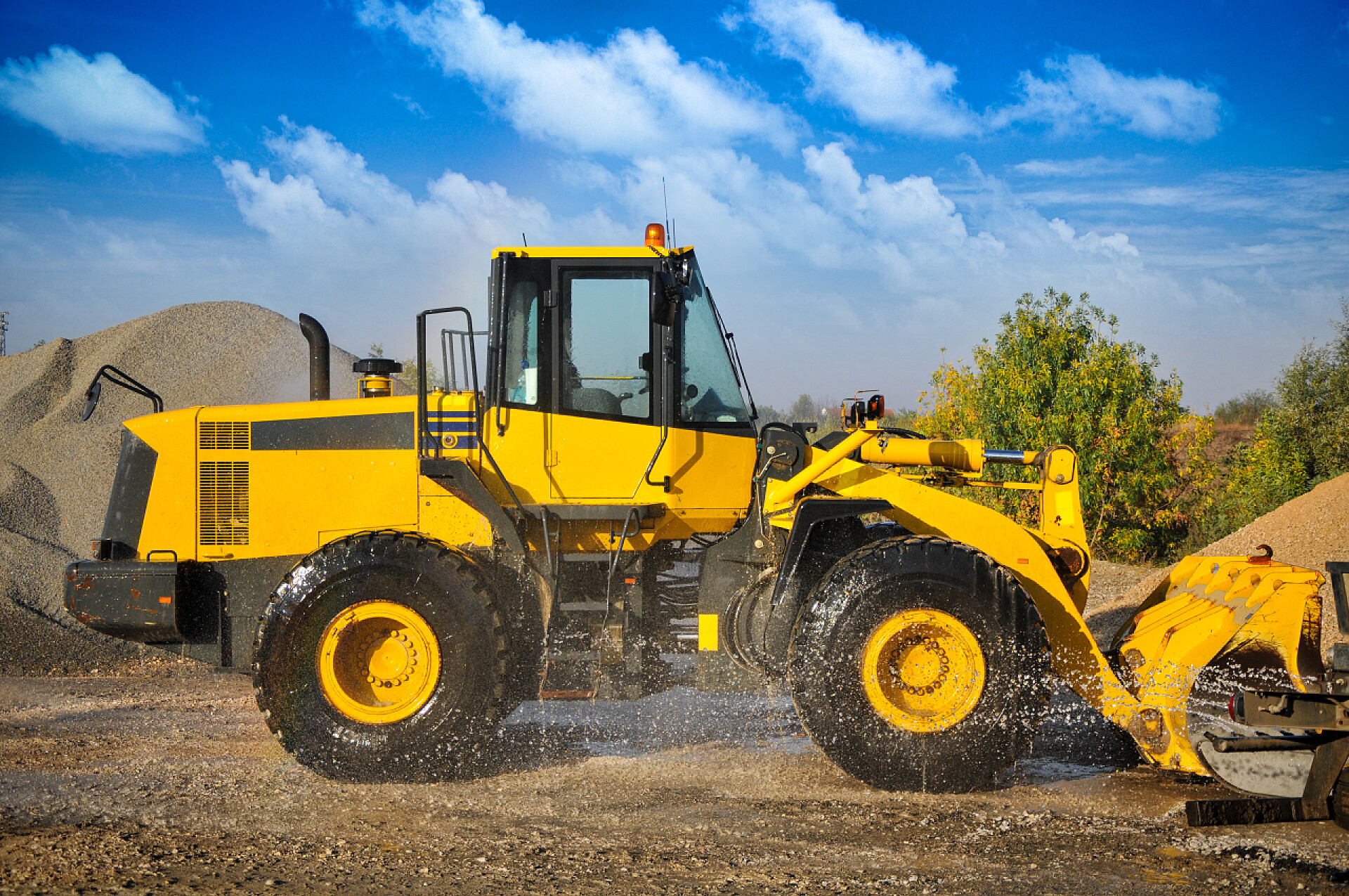 一辆黄色的挖掘机装载机挖掘机工程机械设备