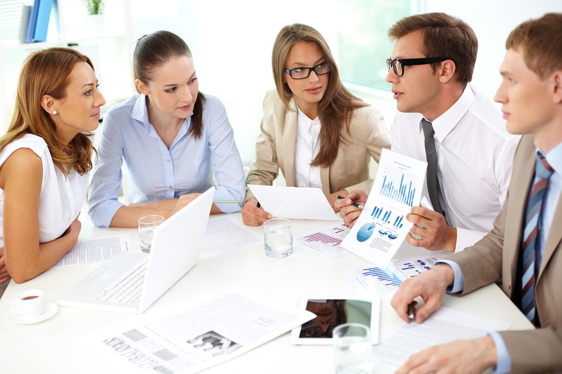 商务白领在会议上讨论工作辩论