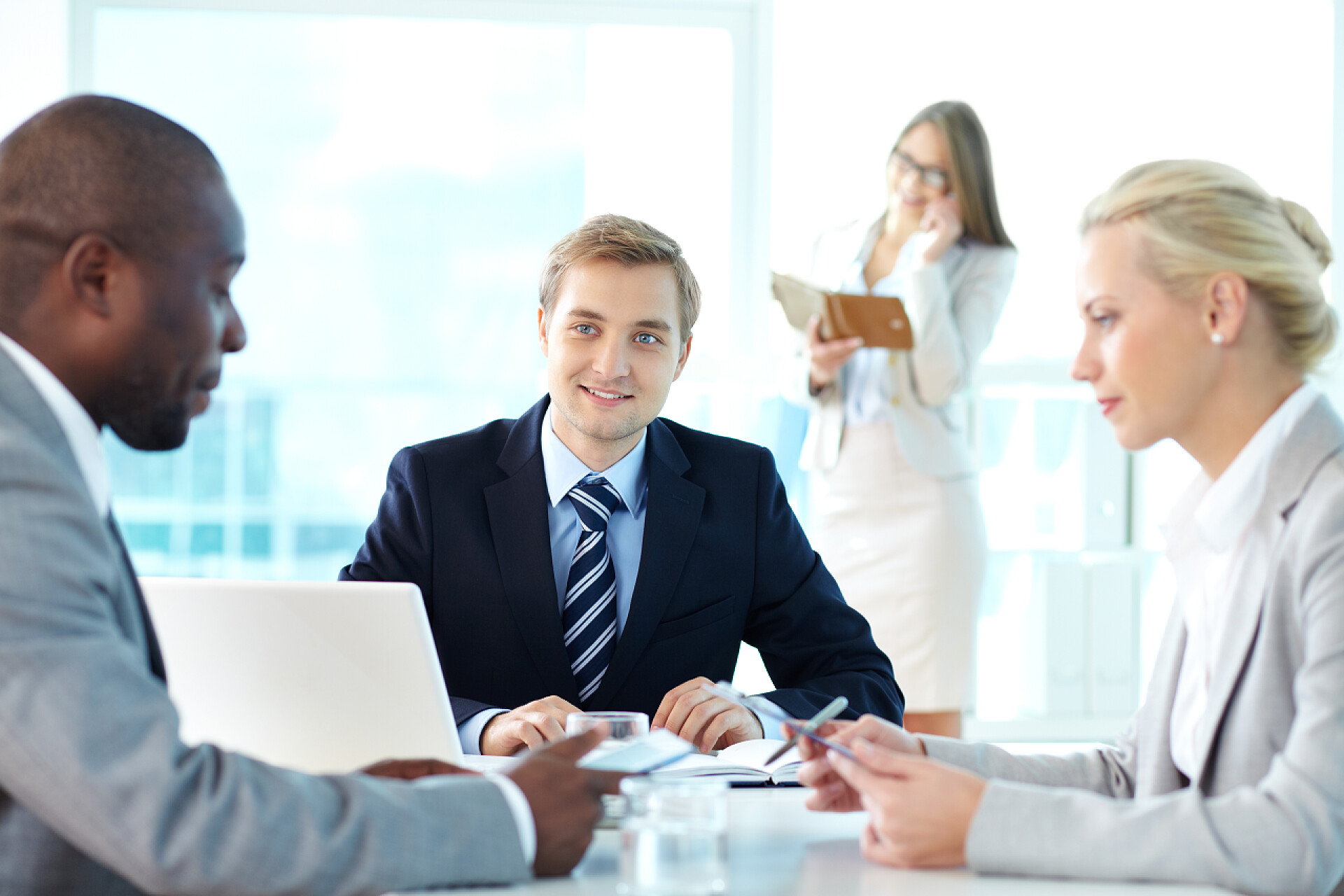 老板在会议上听员工汇报互动