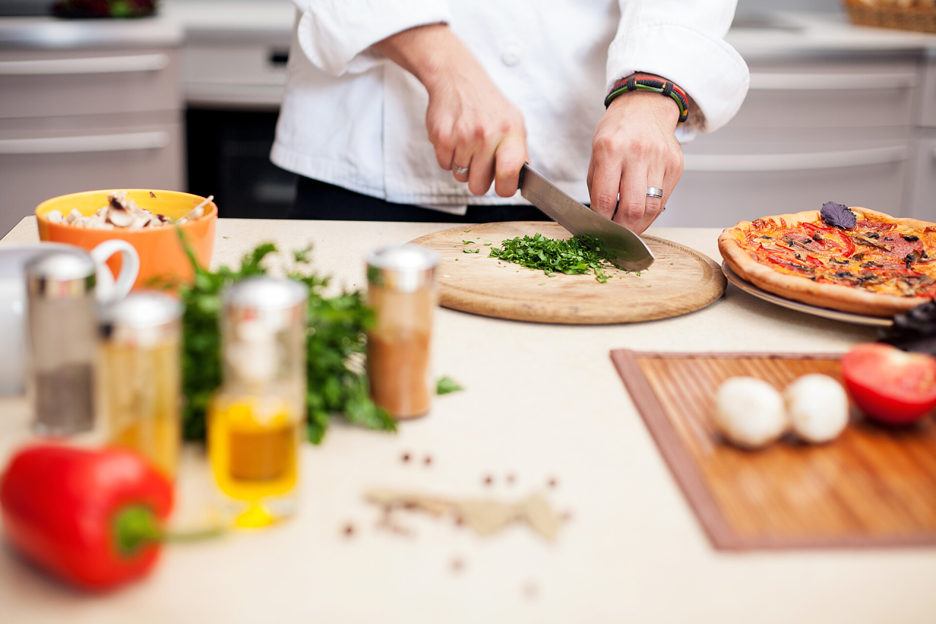 厨师在厨房里准备食物年轻的厨师在厨房里准备一个男人