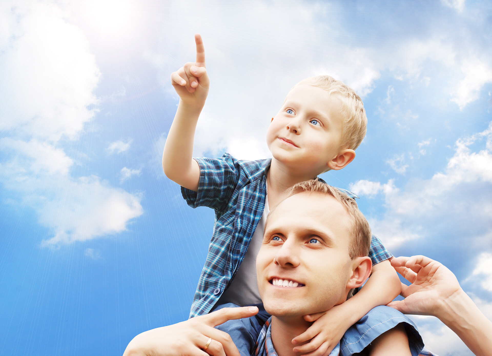 父亲节人物爸爸父亲父亲节人像父爱感恩父亲节天空背景下小男孩坐在父亲肩膀儿子在父亲的肩膀上