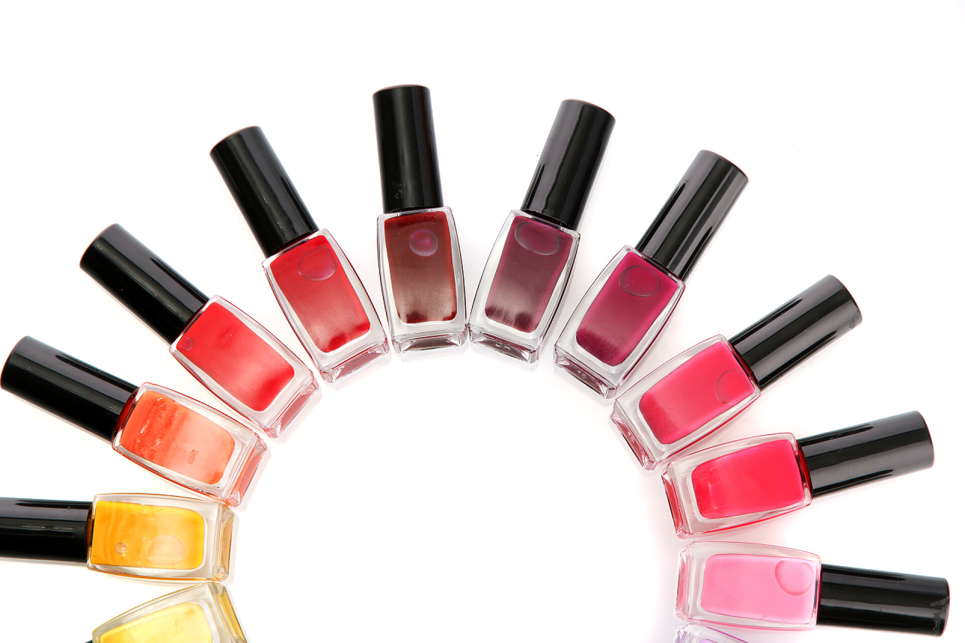 白色背景下一组彩色指甲油