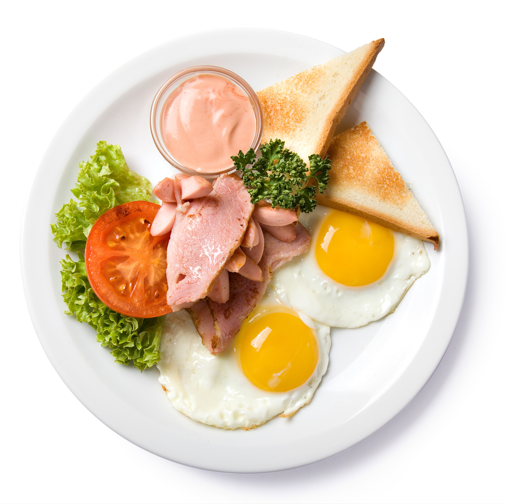 白色背景下一碟英式早餐英式早餐