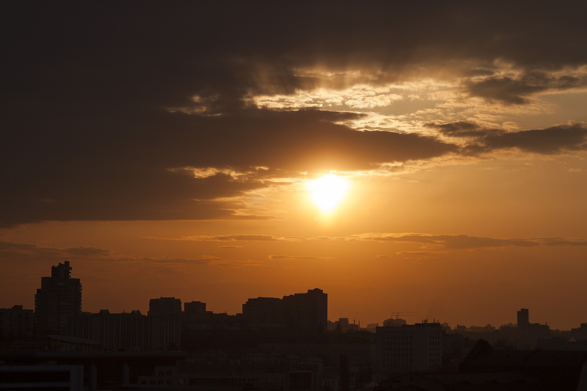 城市剪影乌克兰基辅的日落美景在城市的日出.