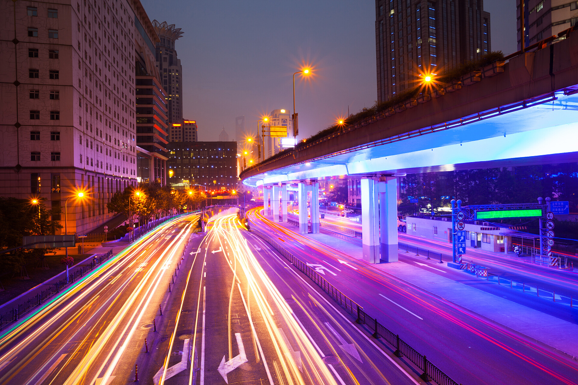 城市公路上的车流延时摄影汽车在公路上的模糊运动