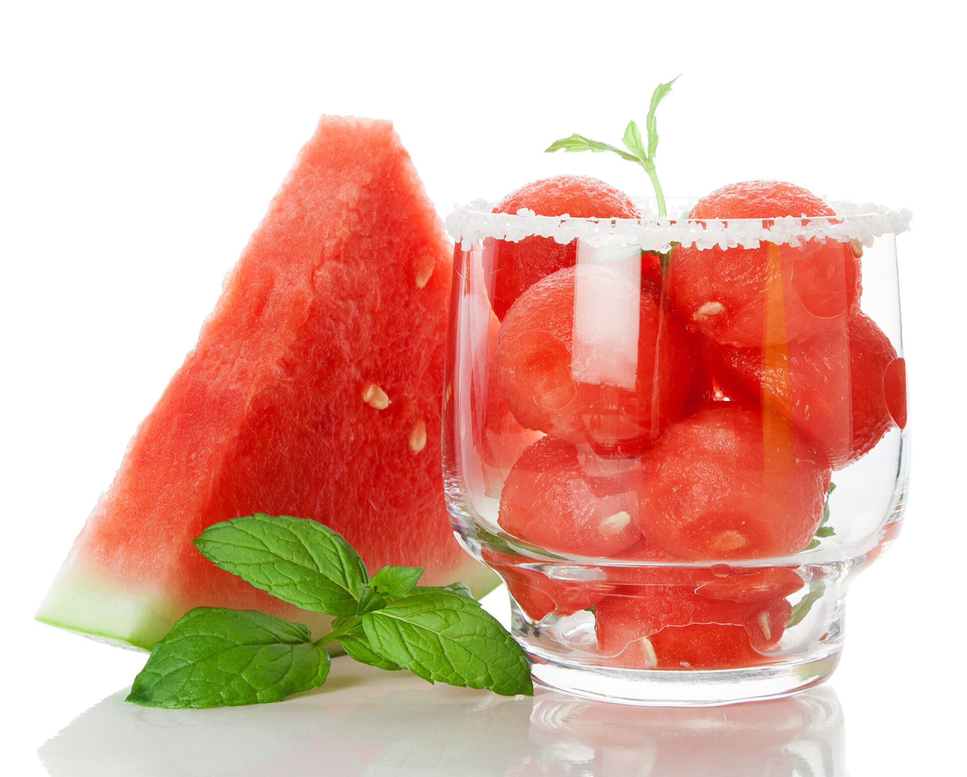 白色背景下的西瓜和西瓜球水瓜