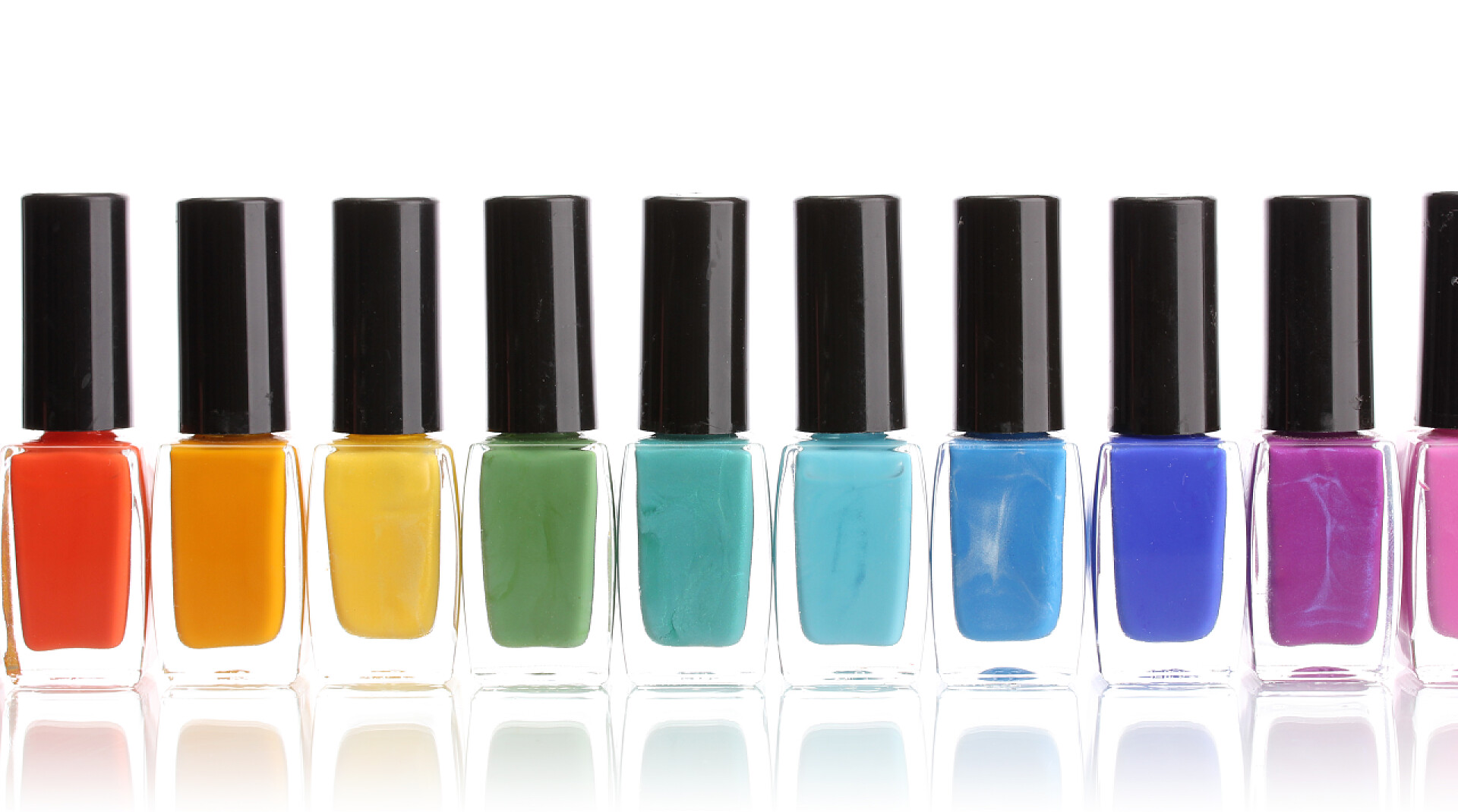 白色背景一组颜色鲜艳的指甲油