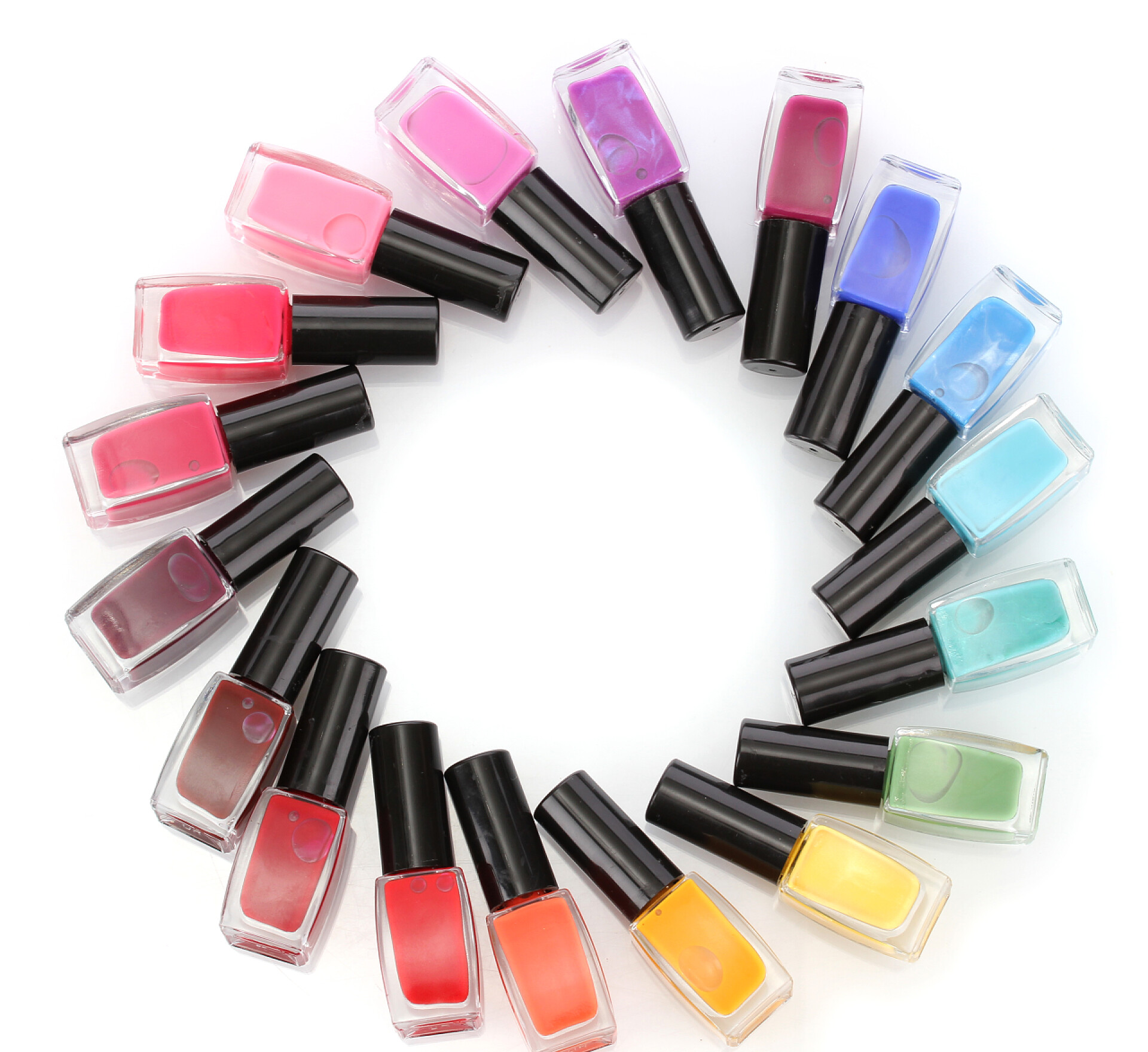 白色背景一组彩色的指甲油