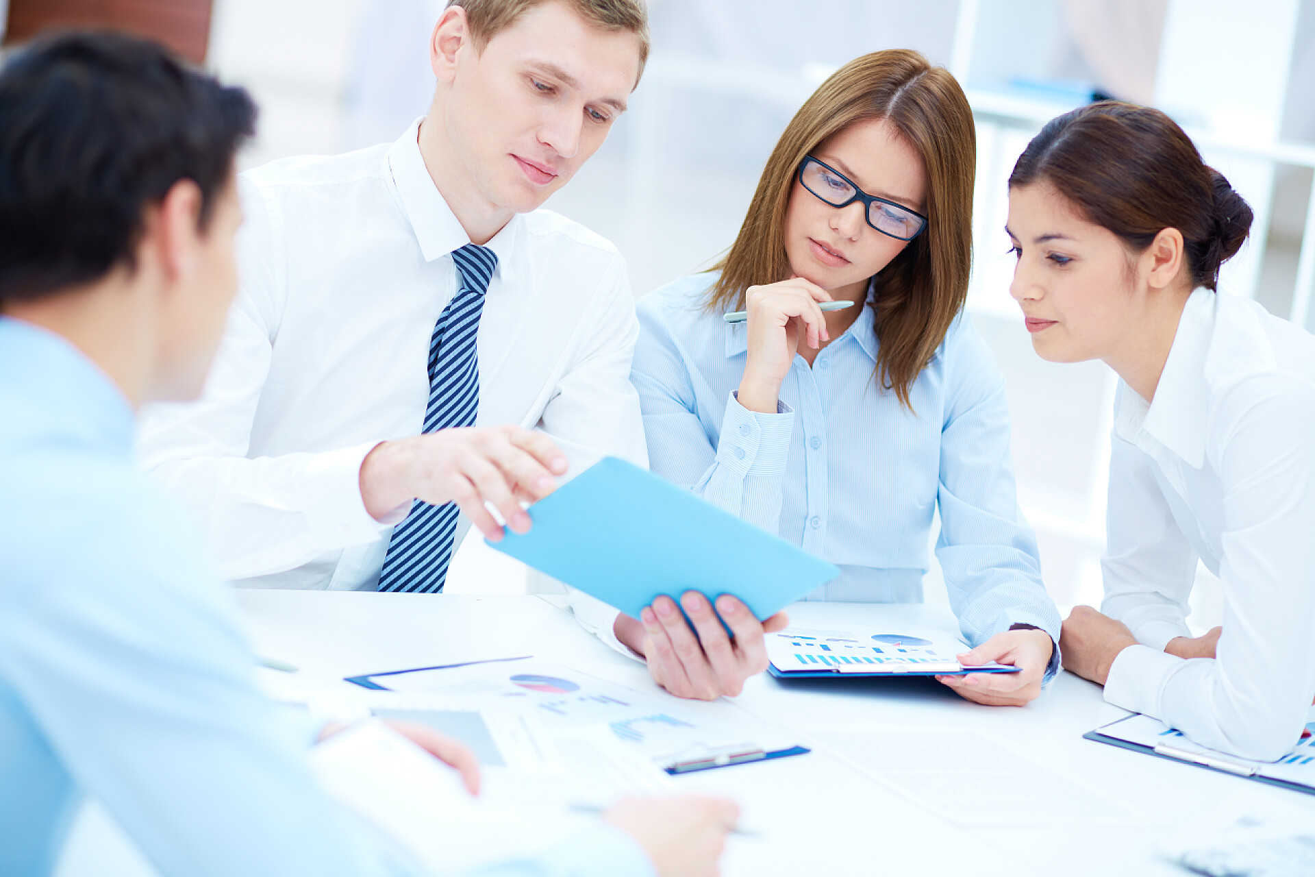 业务伙伴小组在规划会议工作的同时进行互动讨论战略