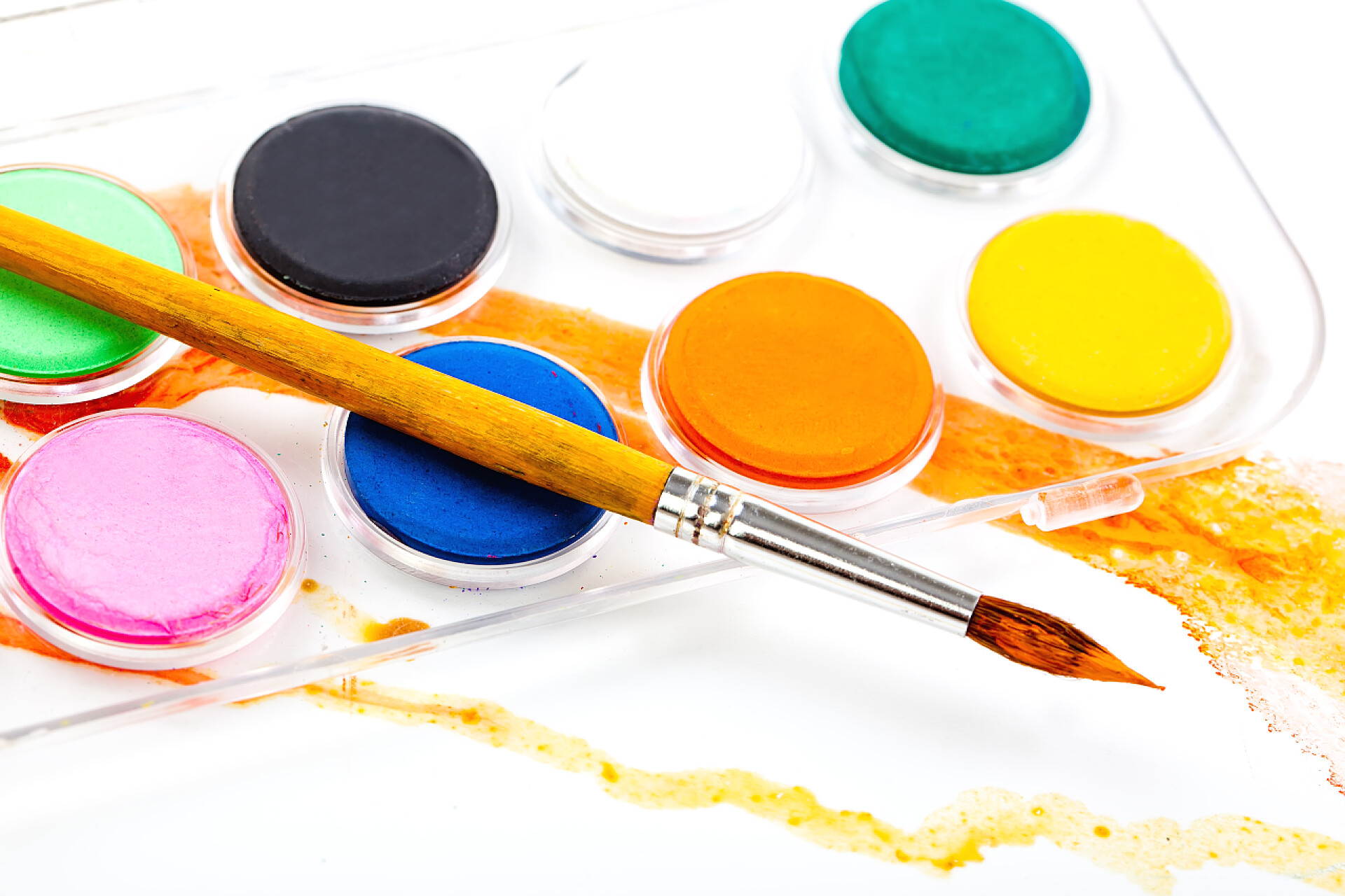 颜料和刷子油漆刷上白色隔离