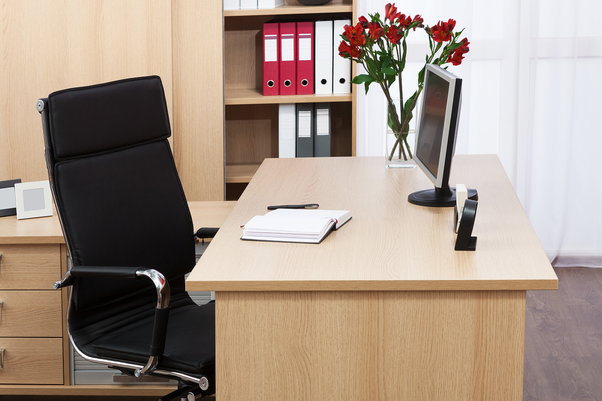 现代办公室桌子在一张桌子上的新显示器