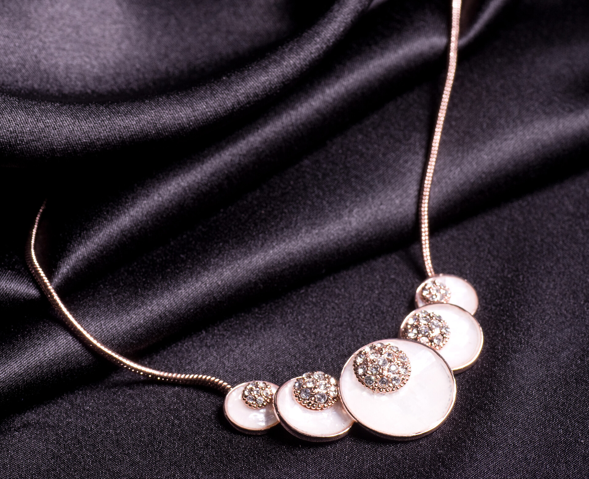 漂亮的首饰漂亮的首饰背景上