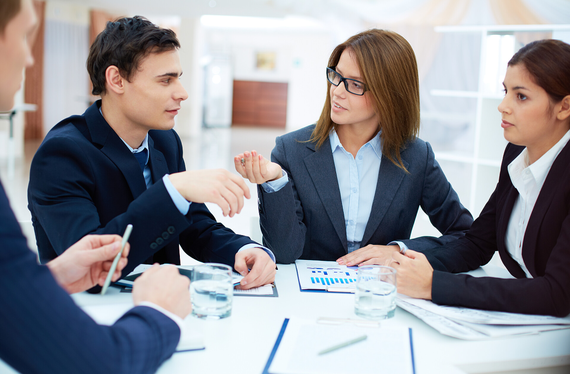 在会议上的工作信心十足的商业伙伴规划工作