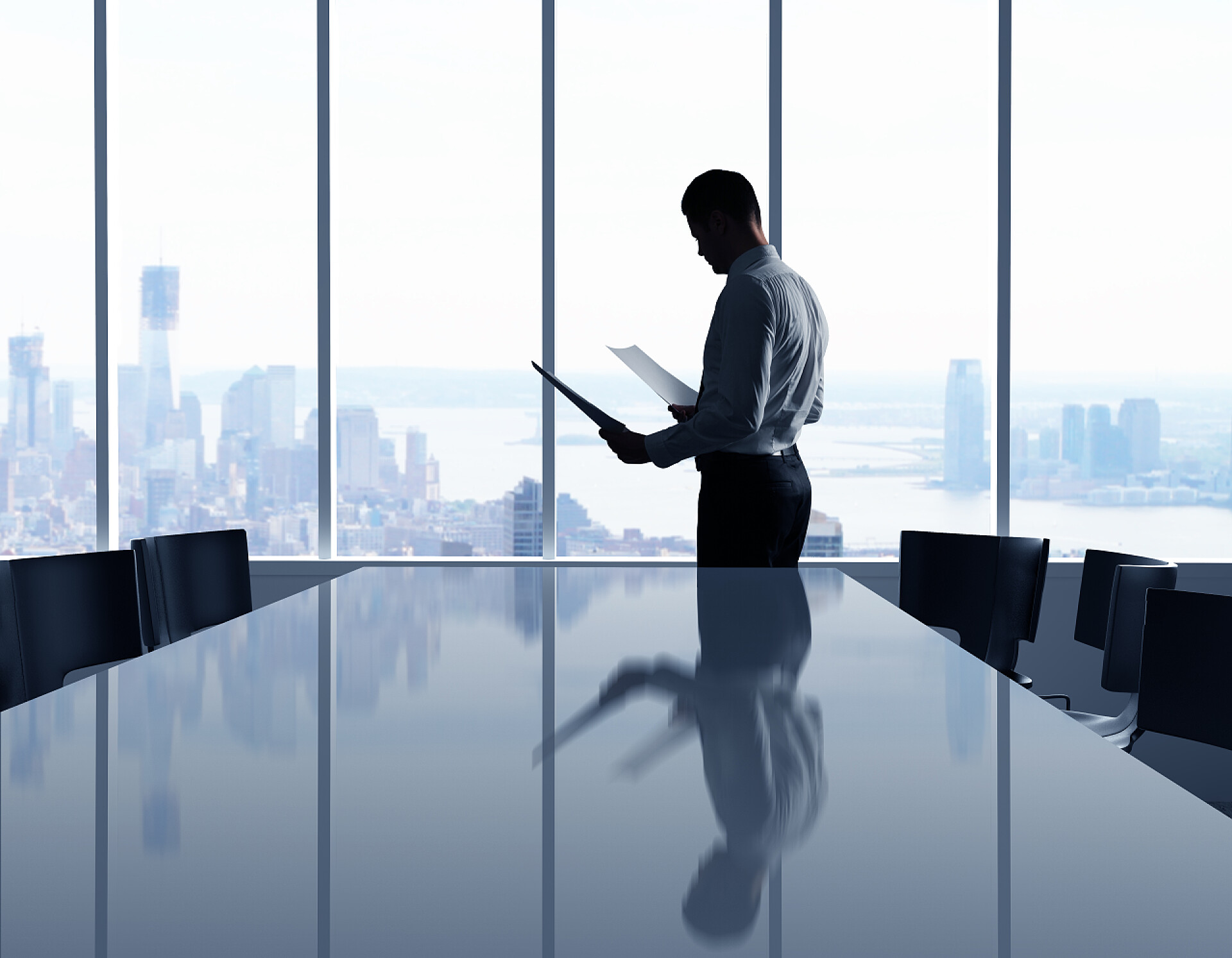 商人在办公室的窗口中看城市业务概念