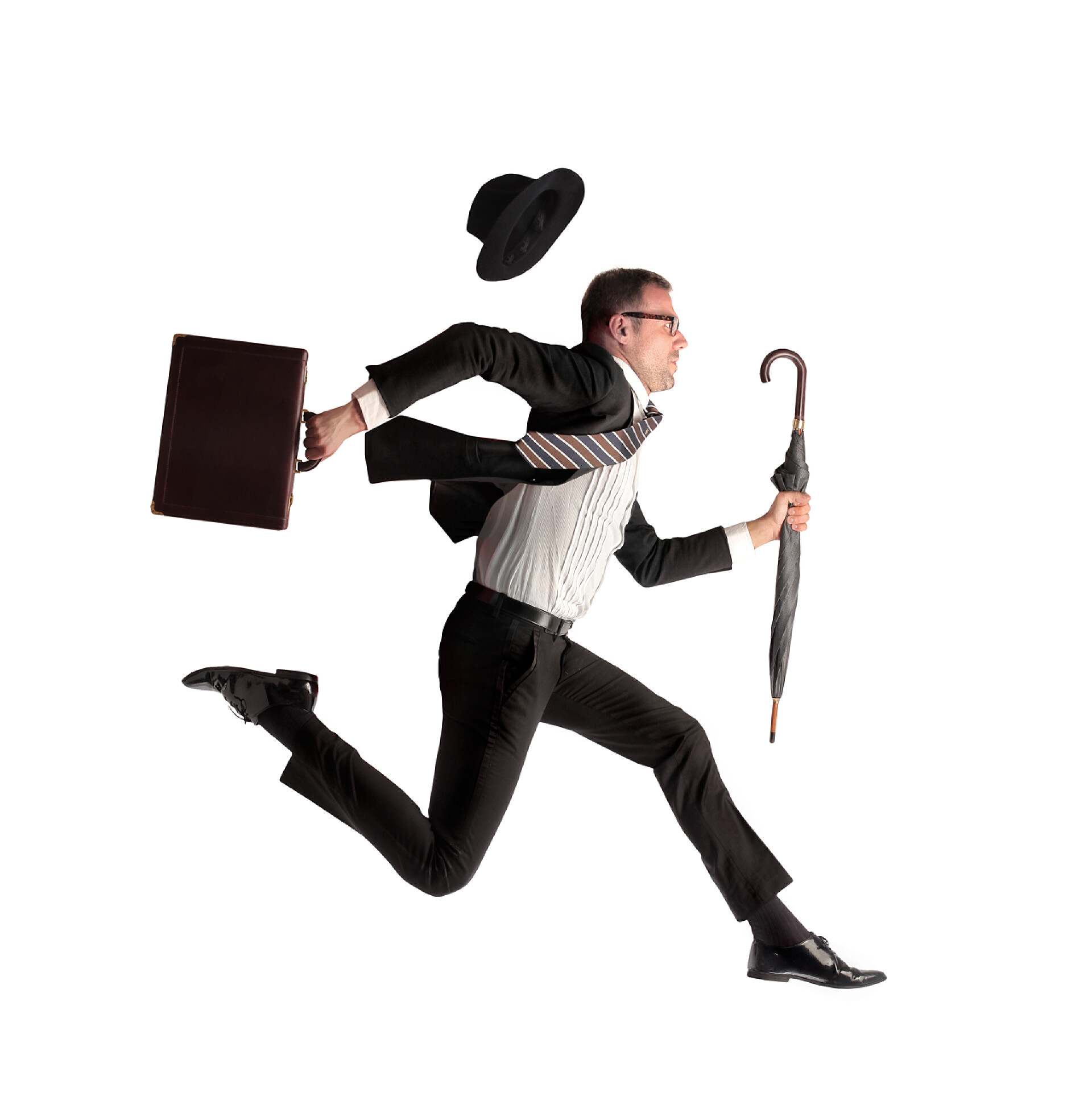 白色背景上的年轻的商人拿着伞与公文包奔跑快一点