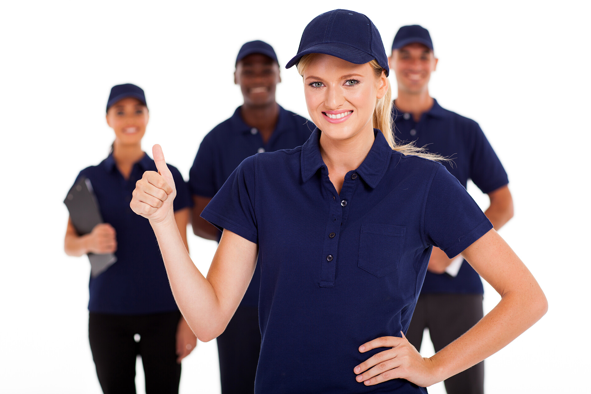 技术服务女人竖起大拇指技术服务女人拇指向上与背景中的团队