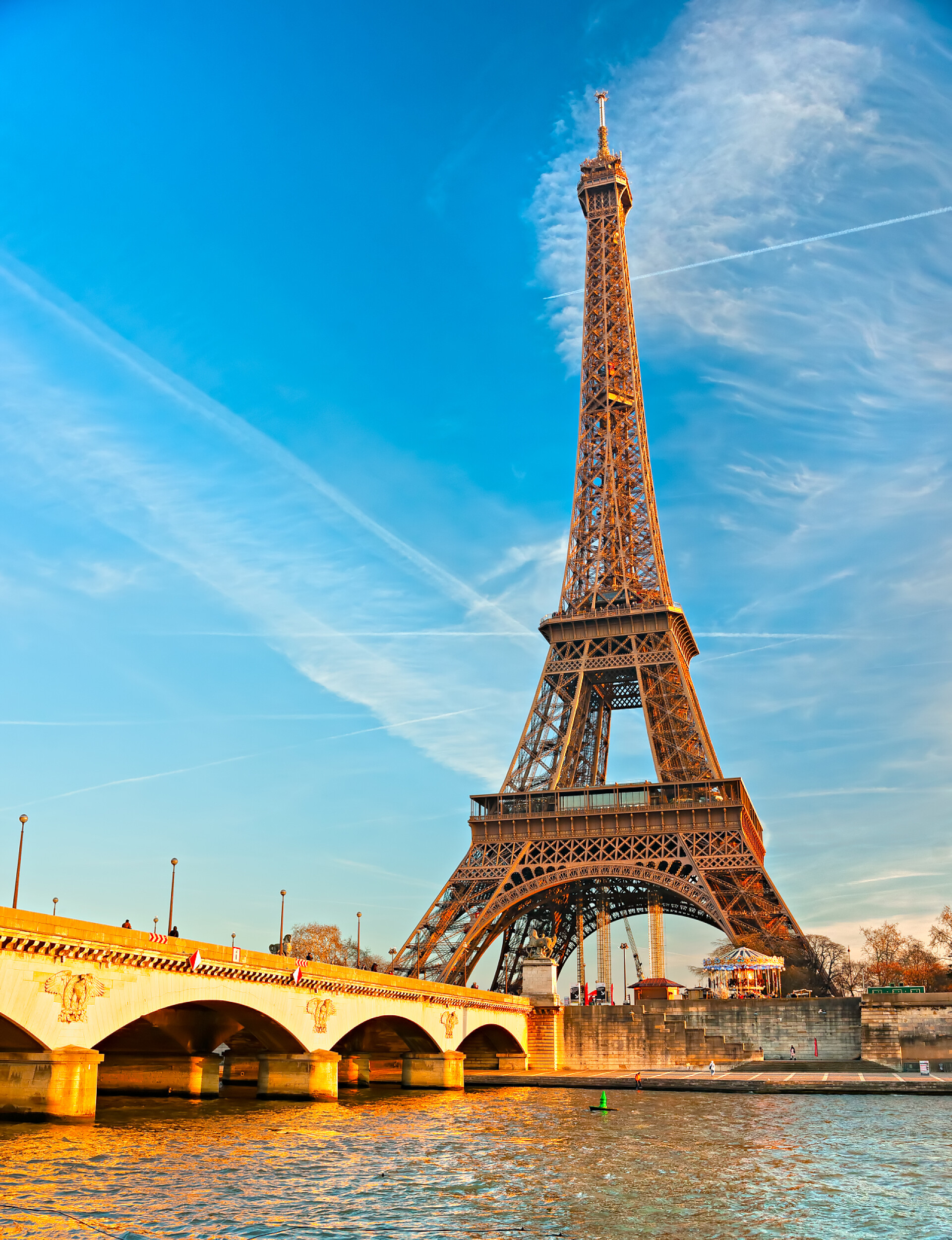 蓝天下的巴黎埃菲尔铁塔在日出、 巴黎的埃菲尔铁塔.