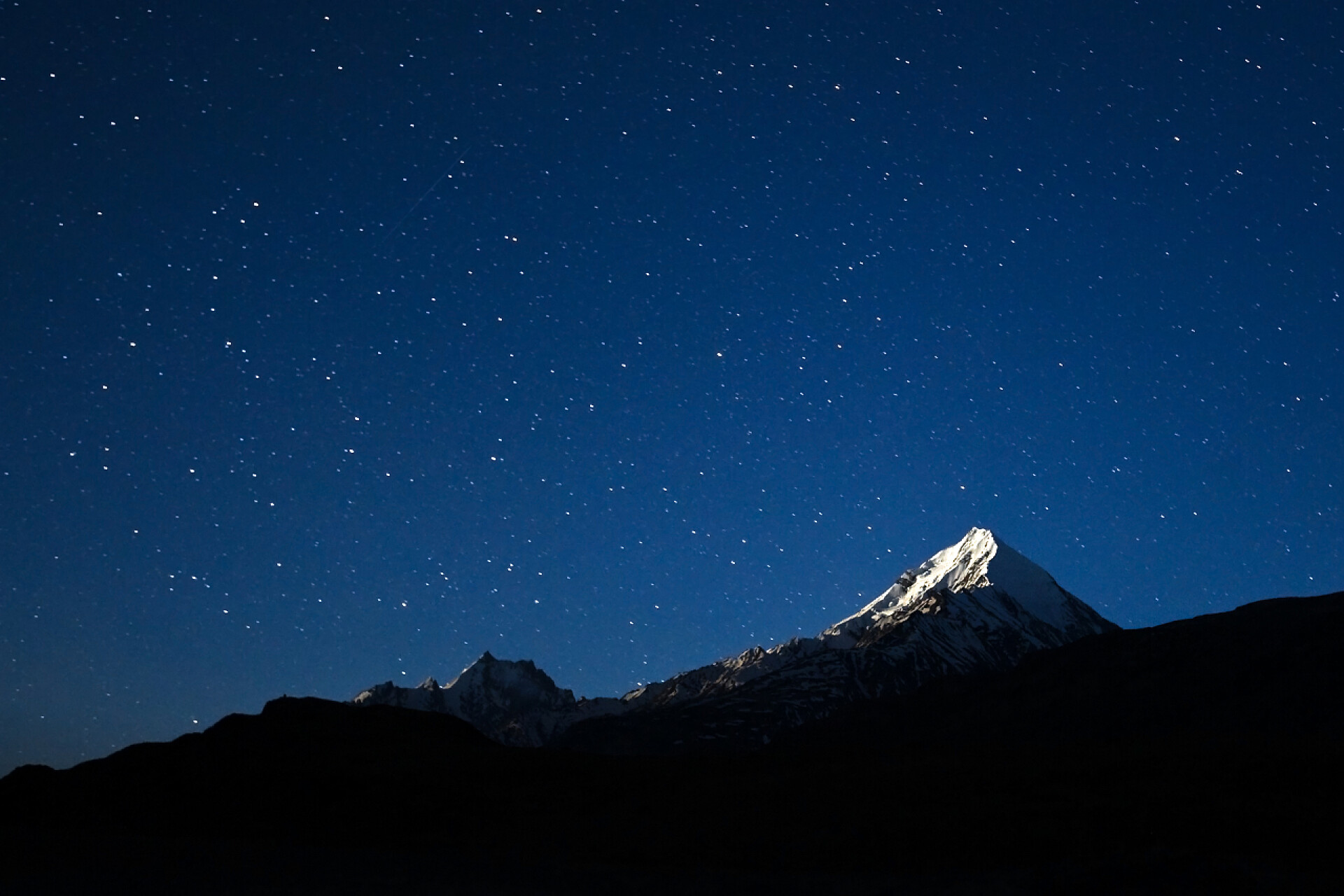 喜玛拉雅山的夜间星光闪烁晚上好