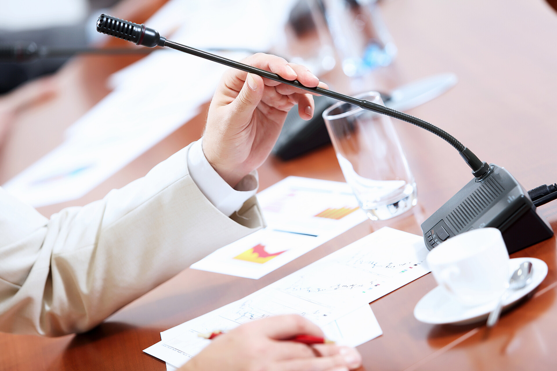 会议上手持麦克风的商人手中持有的麦克风的商人