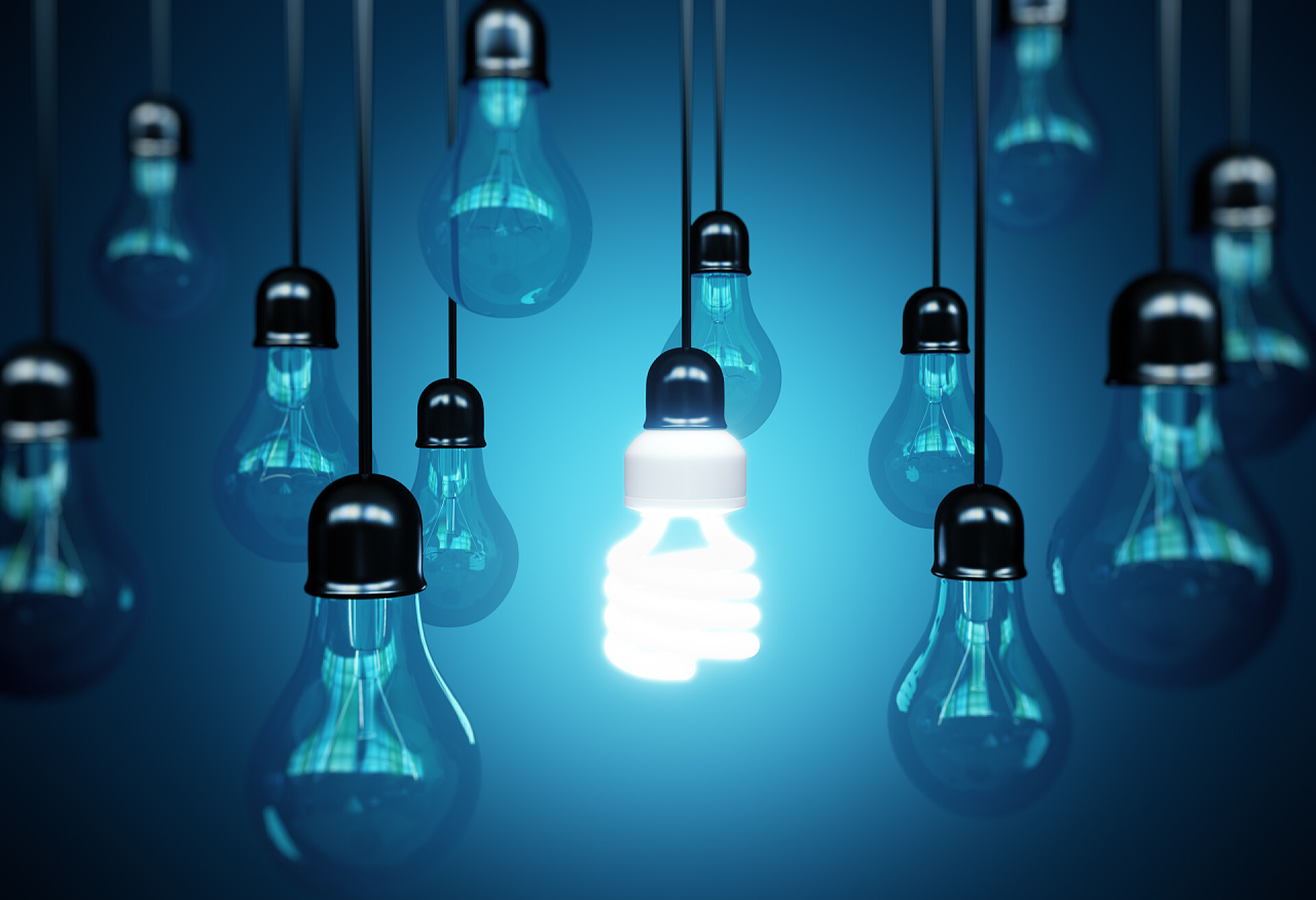 蓝色背景上亮着的灯泡理念概念