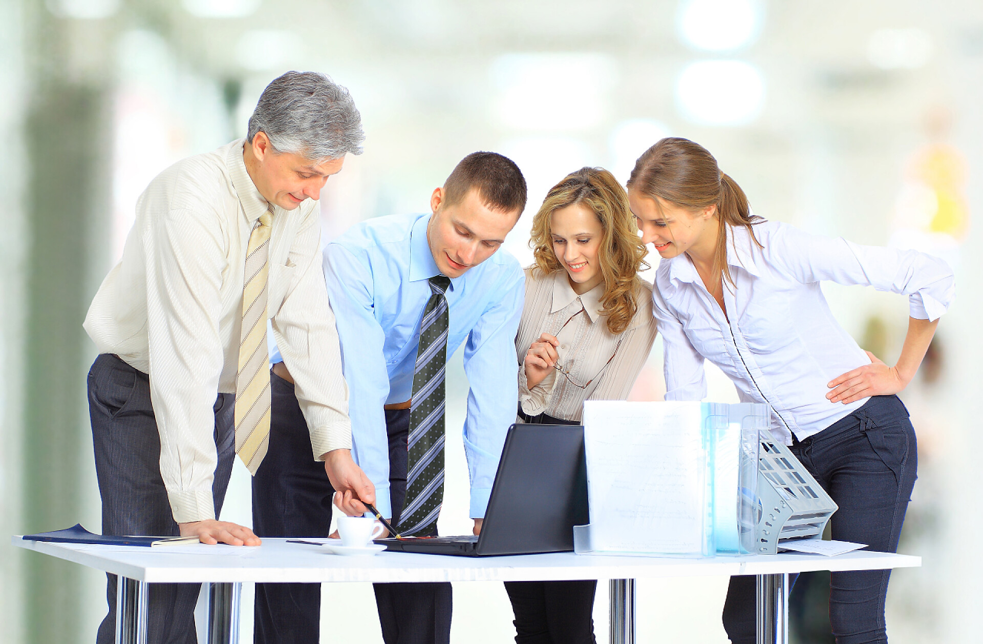 进行讨论的商人组的商人在交易结束