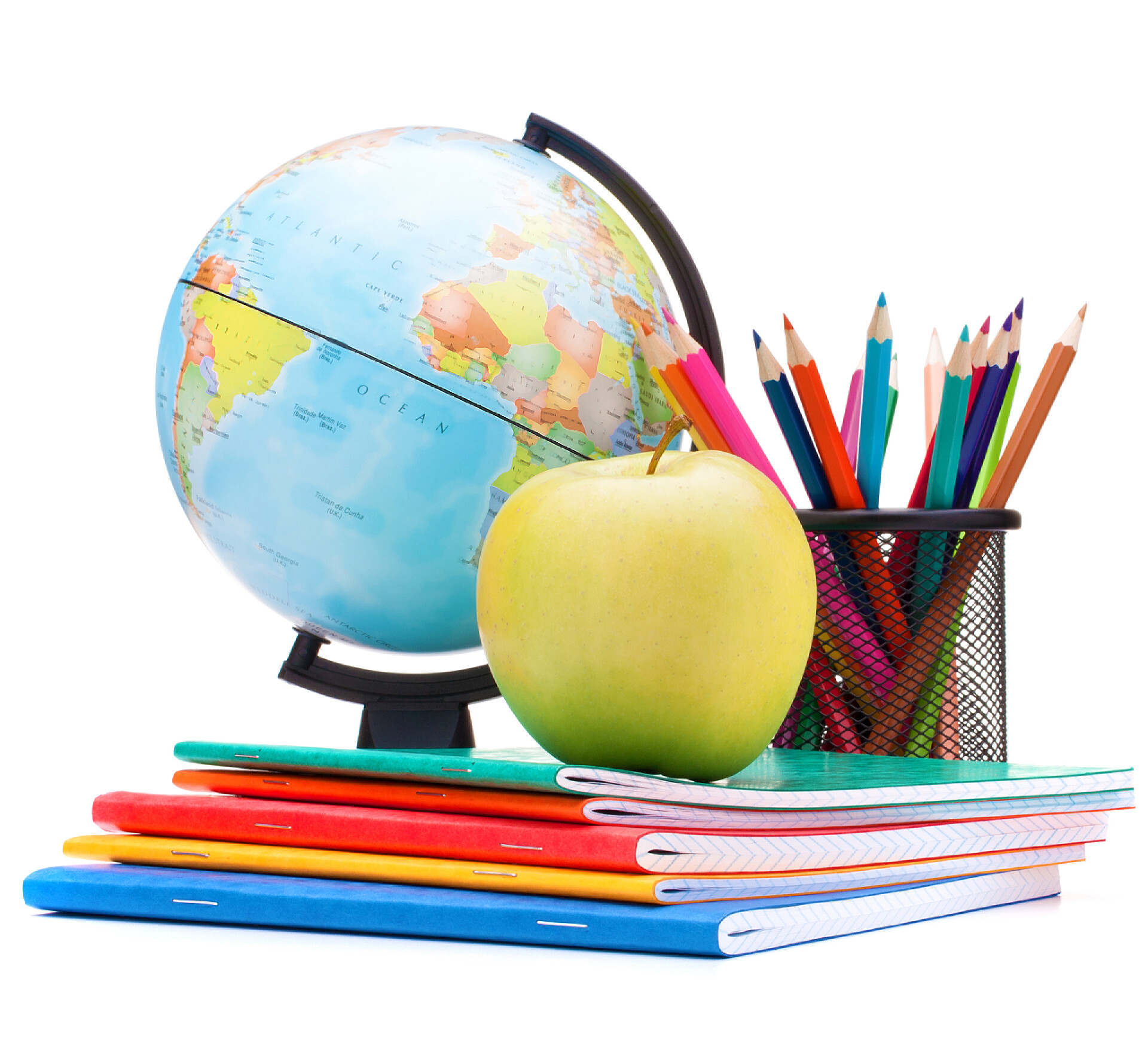 白色背景上的学习用品截止阀，笔记本堆栈和铅笔。小学生和学生西塔