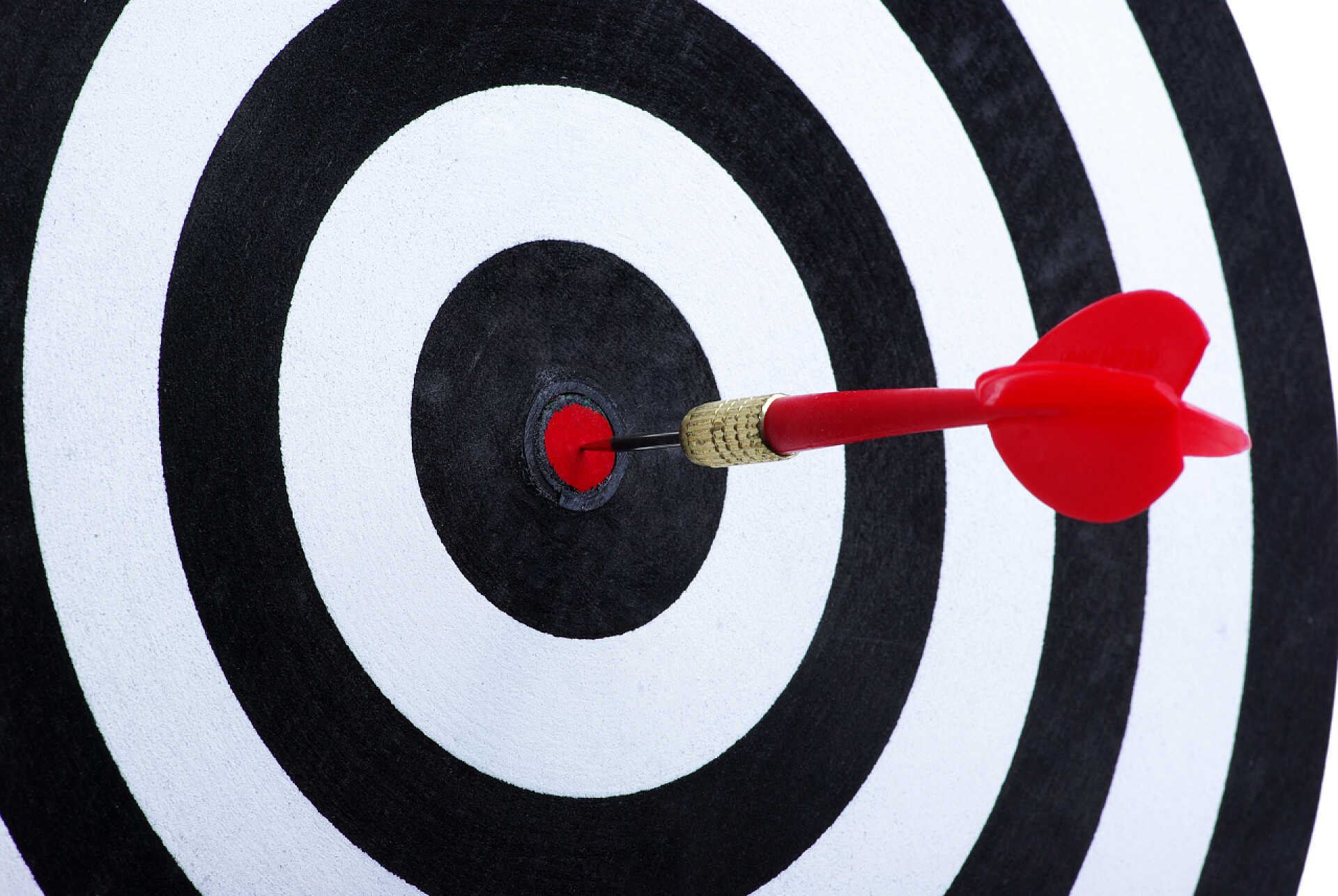 红色飞镖击中靶子中心飞镖