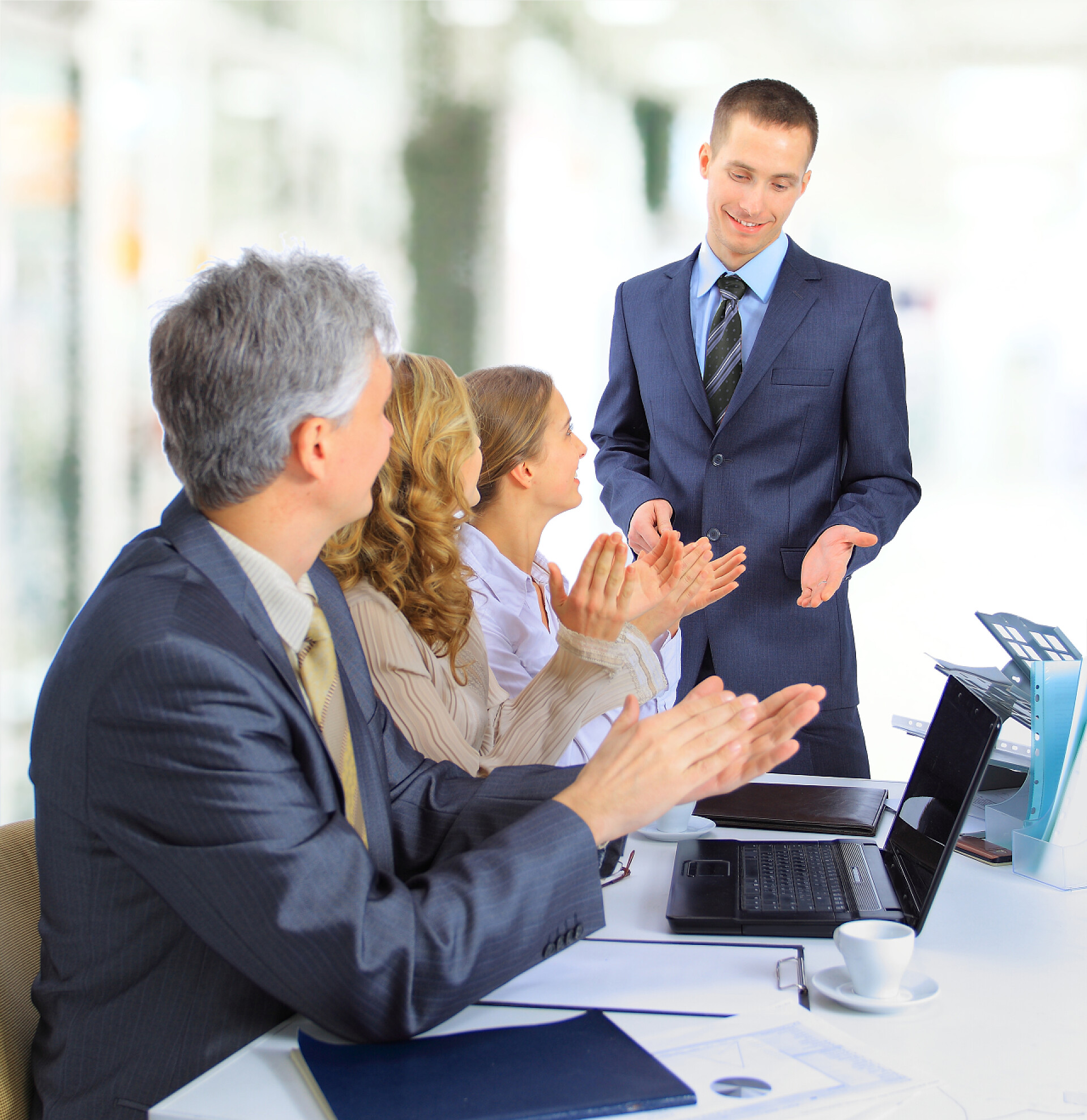 会议中的商务人士组的商人在交易结束.