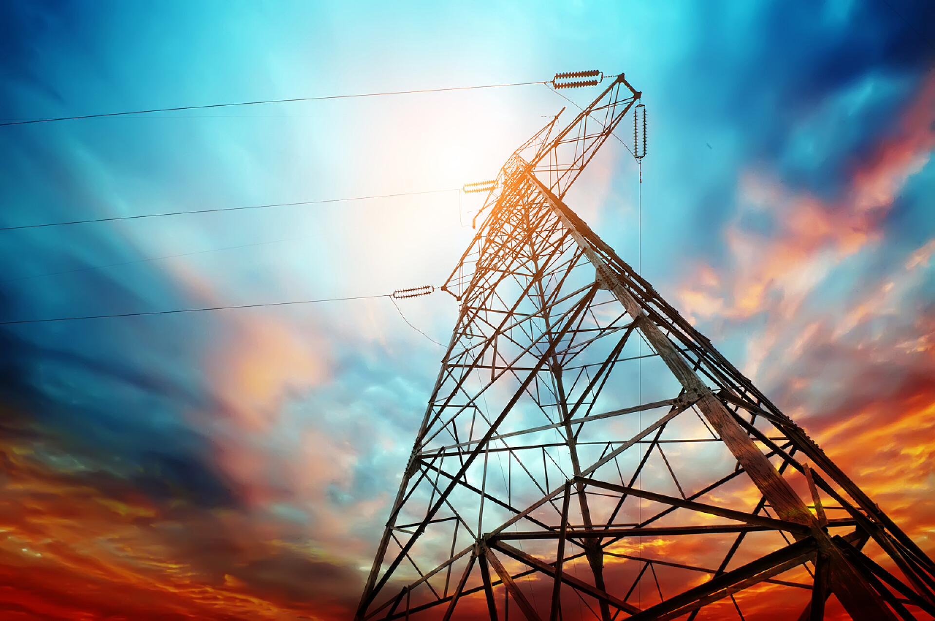 日落天空下的高压线塔高压电源