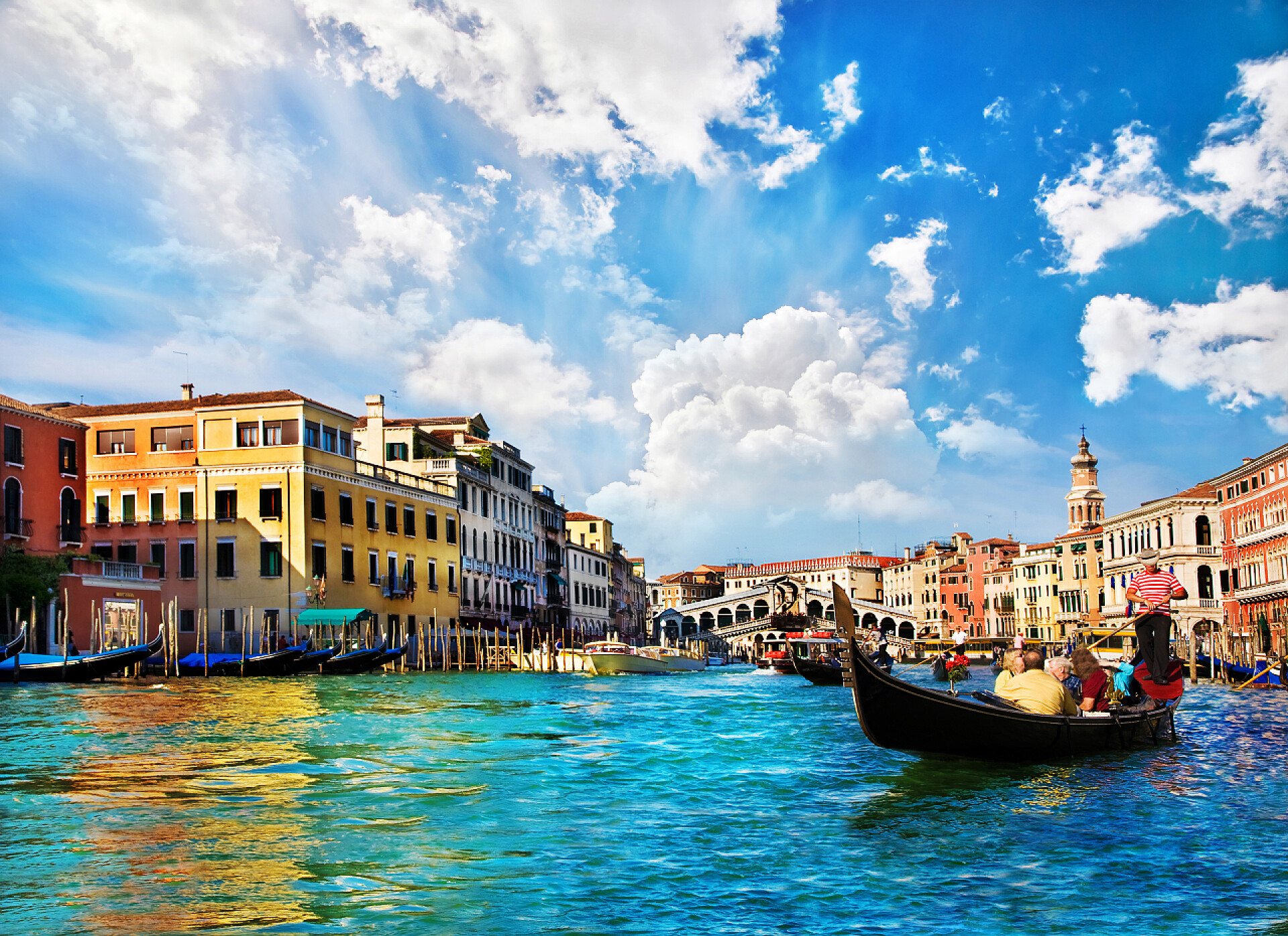 晴空下的威尼斯大运河canal Grande Venedig med gondoler och Rialtobron, Italien与吊船和里亚托桥、 意大利威尼斯大运河