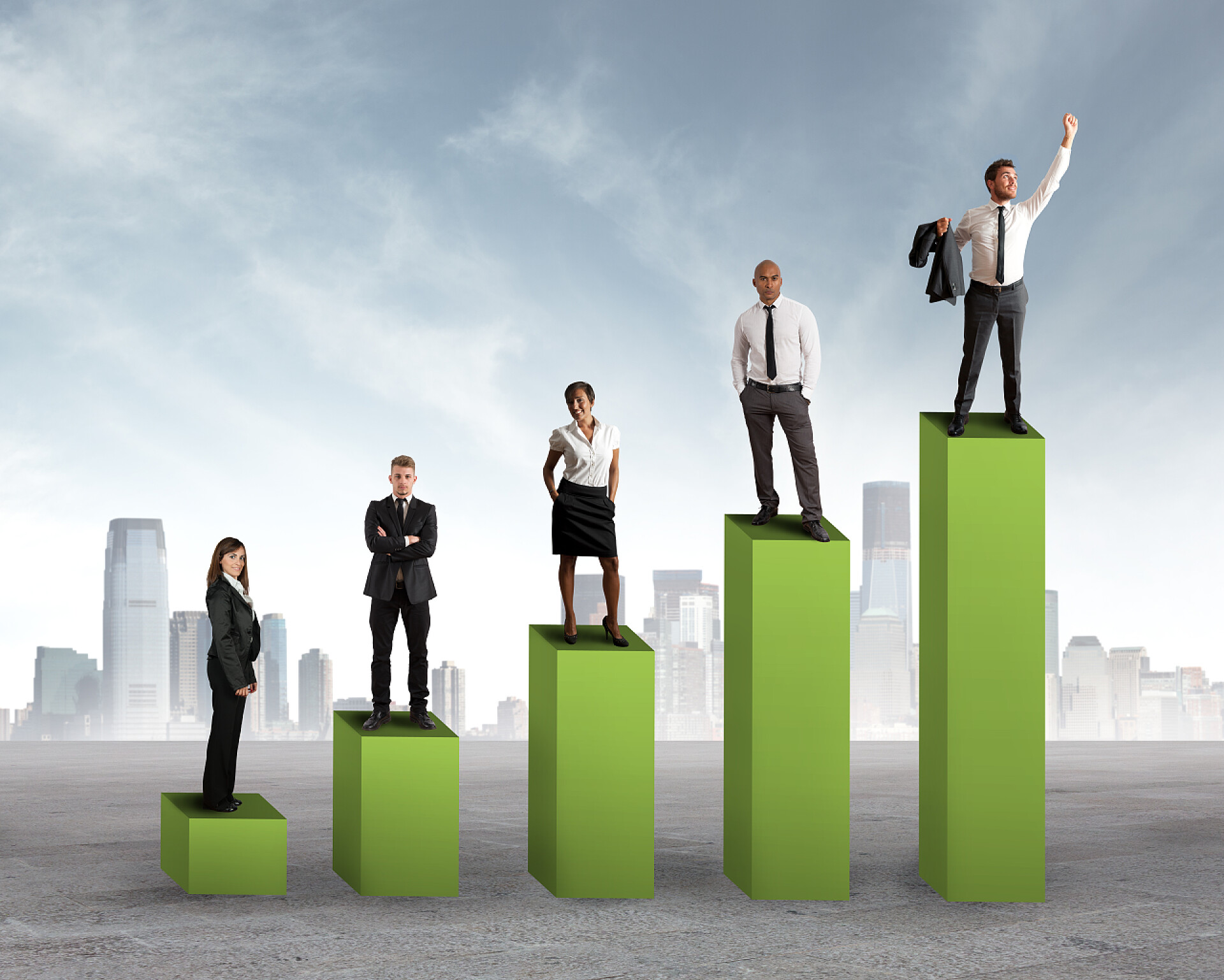 站在上升的绿色台子上的商务团队团队合作统计