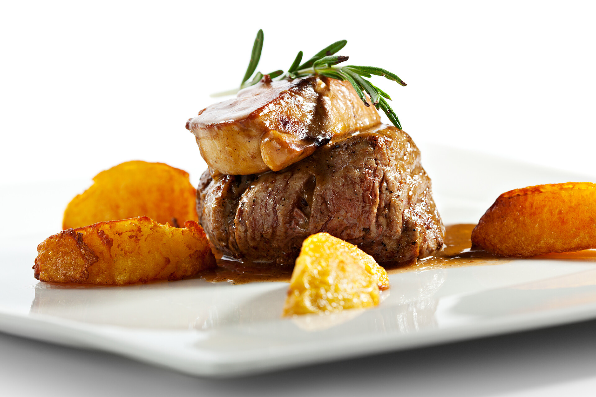 盘子里的牛肉和鹅肝酱小牛肉