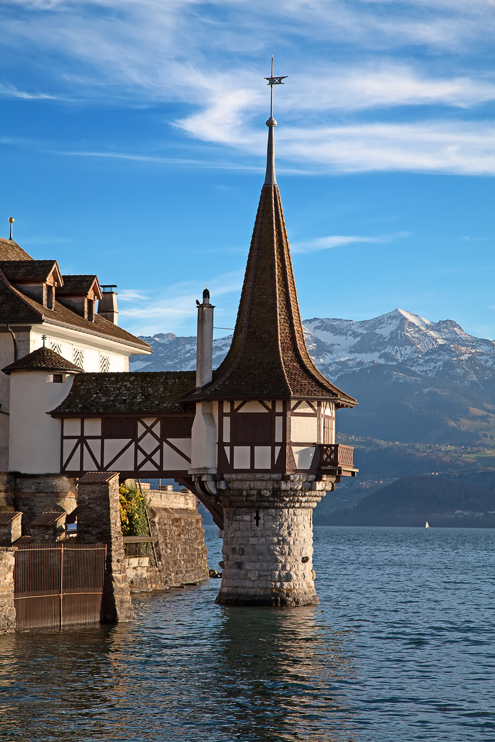 图恩湖中的城堡建筑oberhofen 城堡