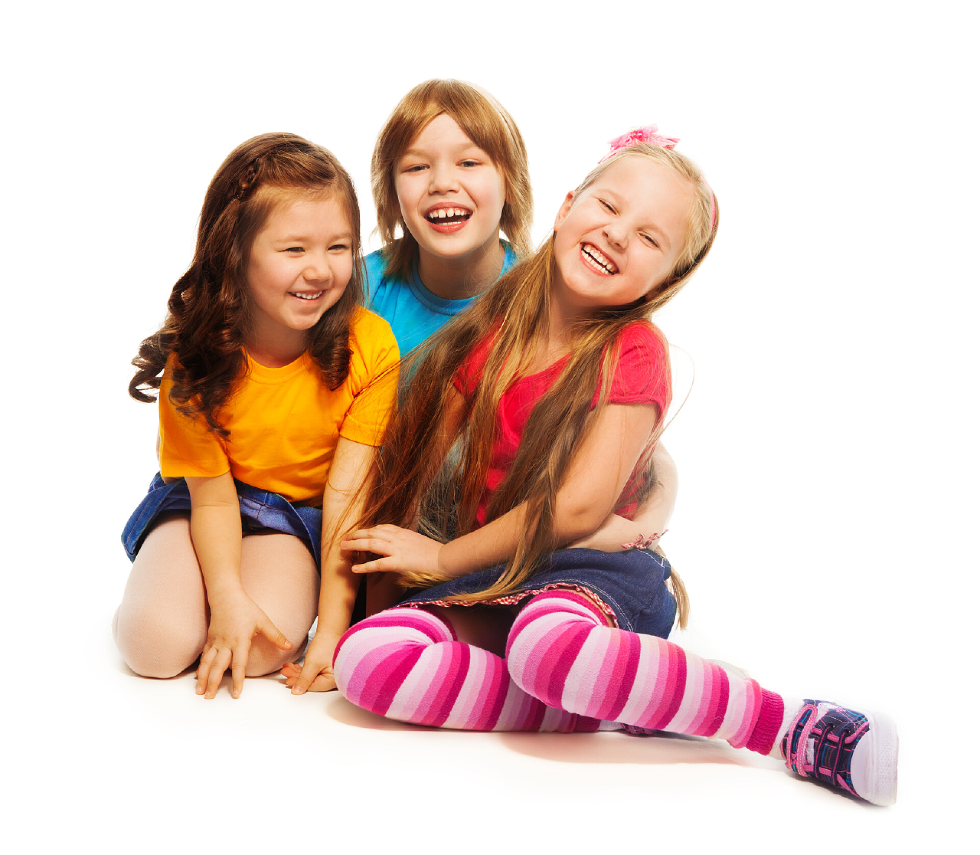 白色背景上的三个快乐孩子男孩和女孩