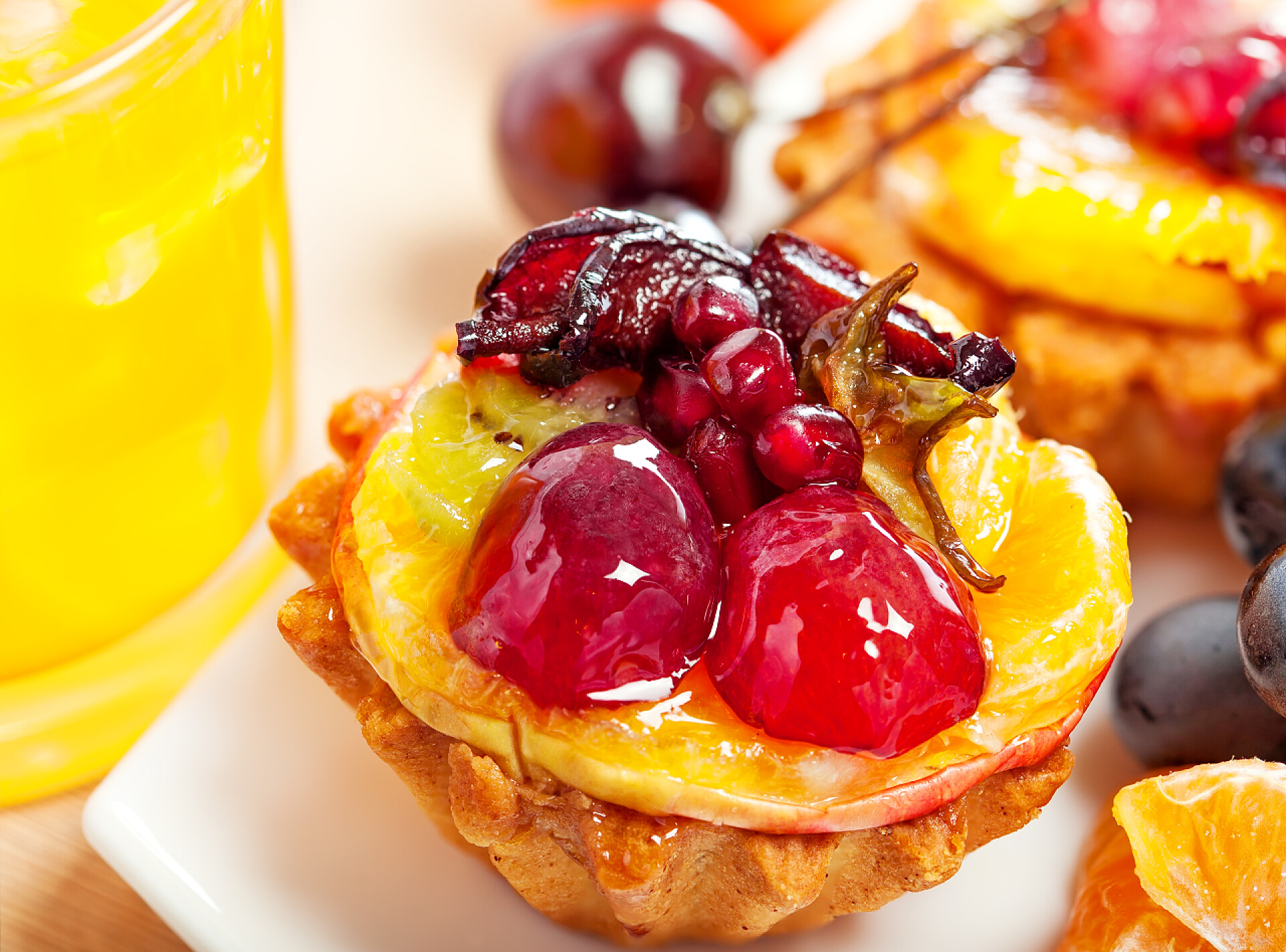 甜的水果蛋糕和冷饮甜蛋糕