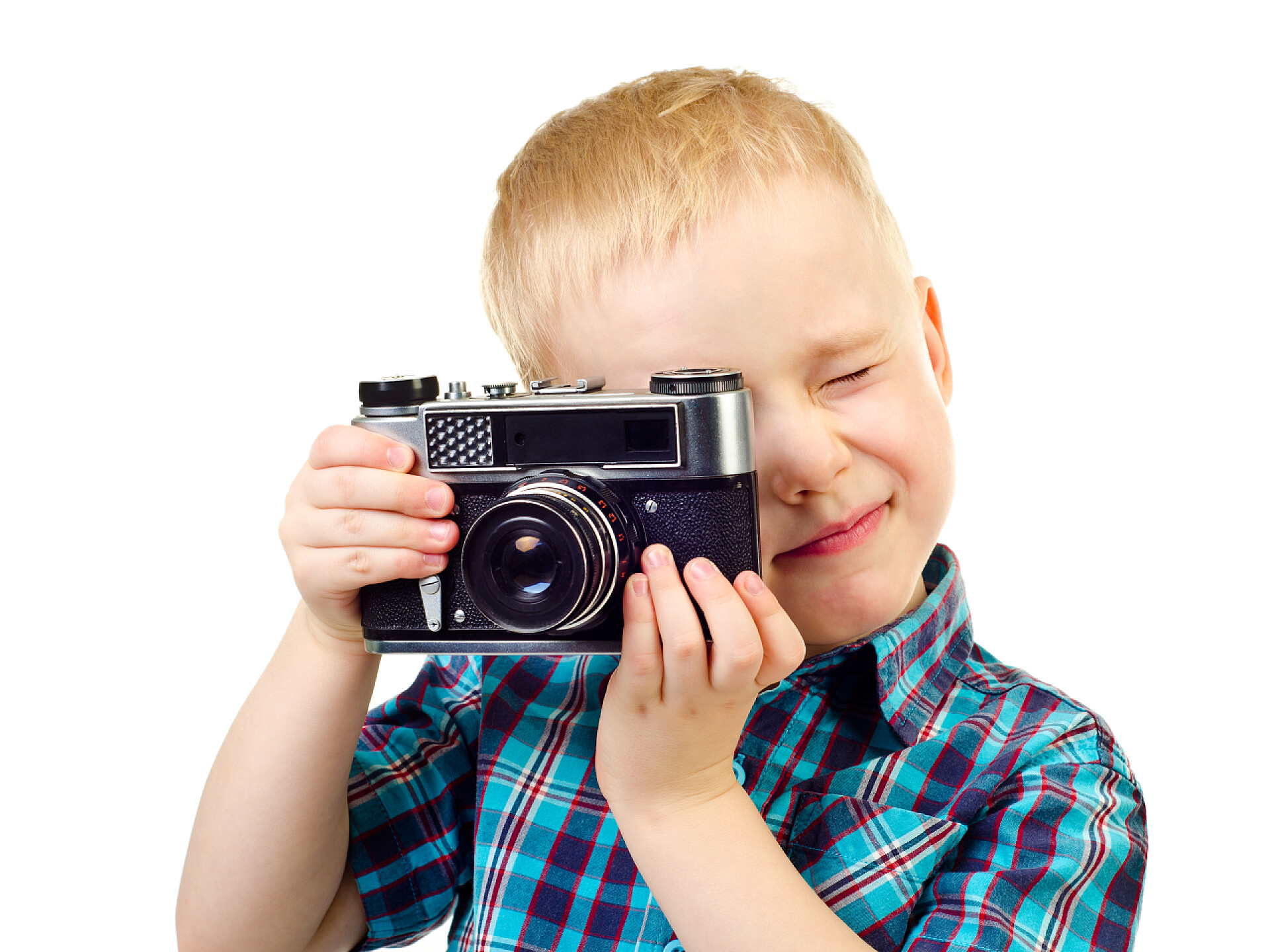 在白色背景上使用相机的小男孩小男孩