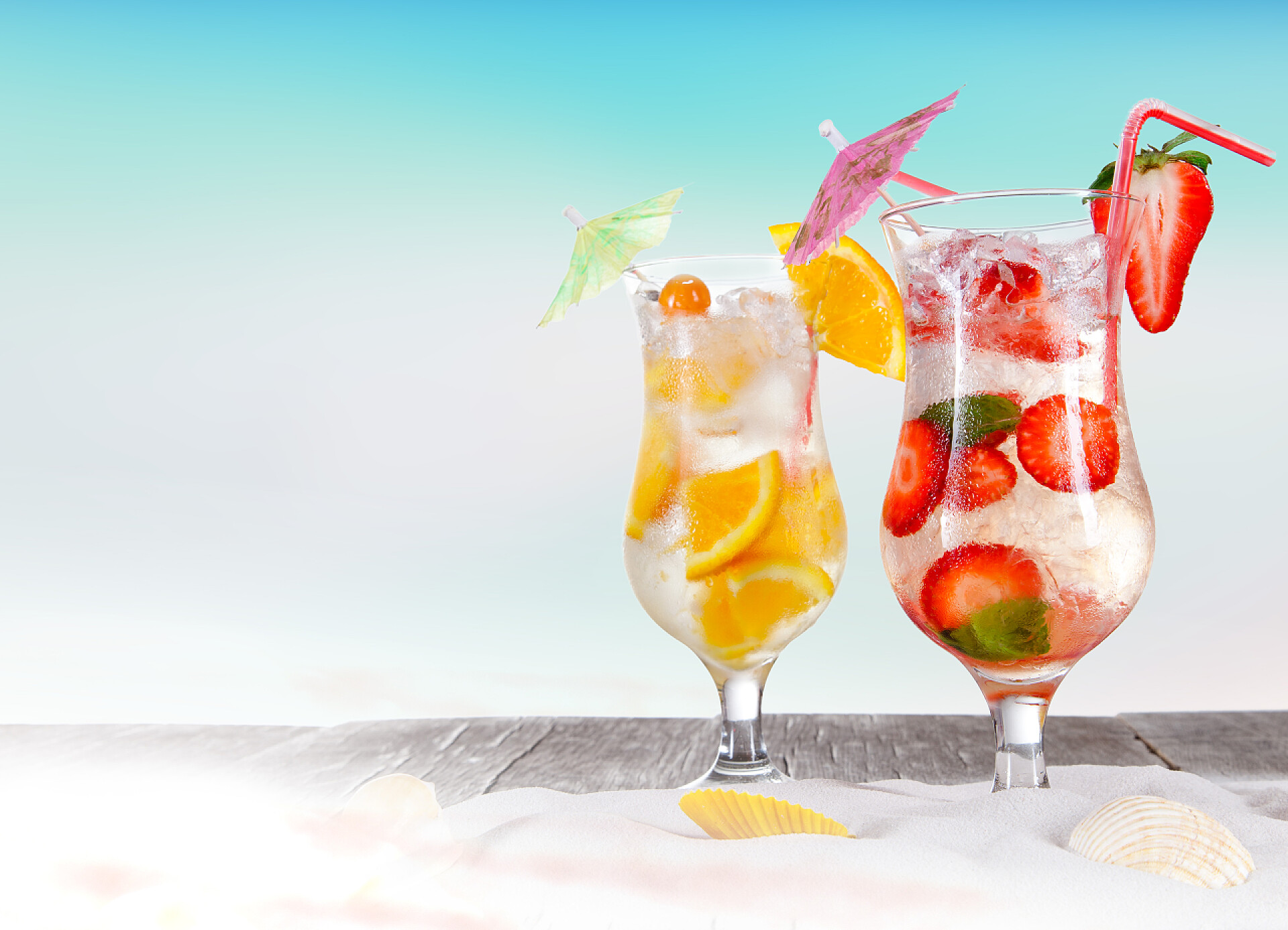 夏季饮品在阳光明媚的海滩上夏季饮品